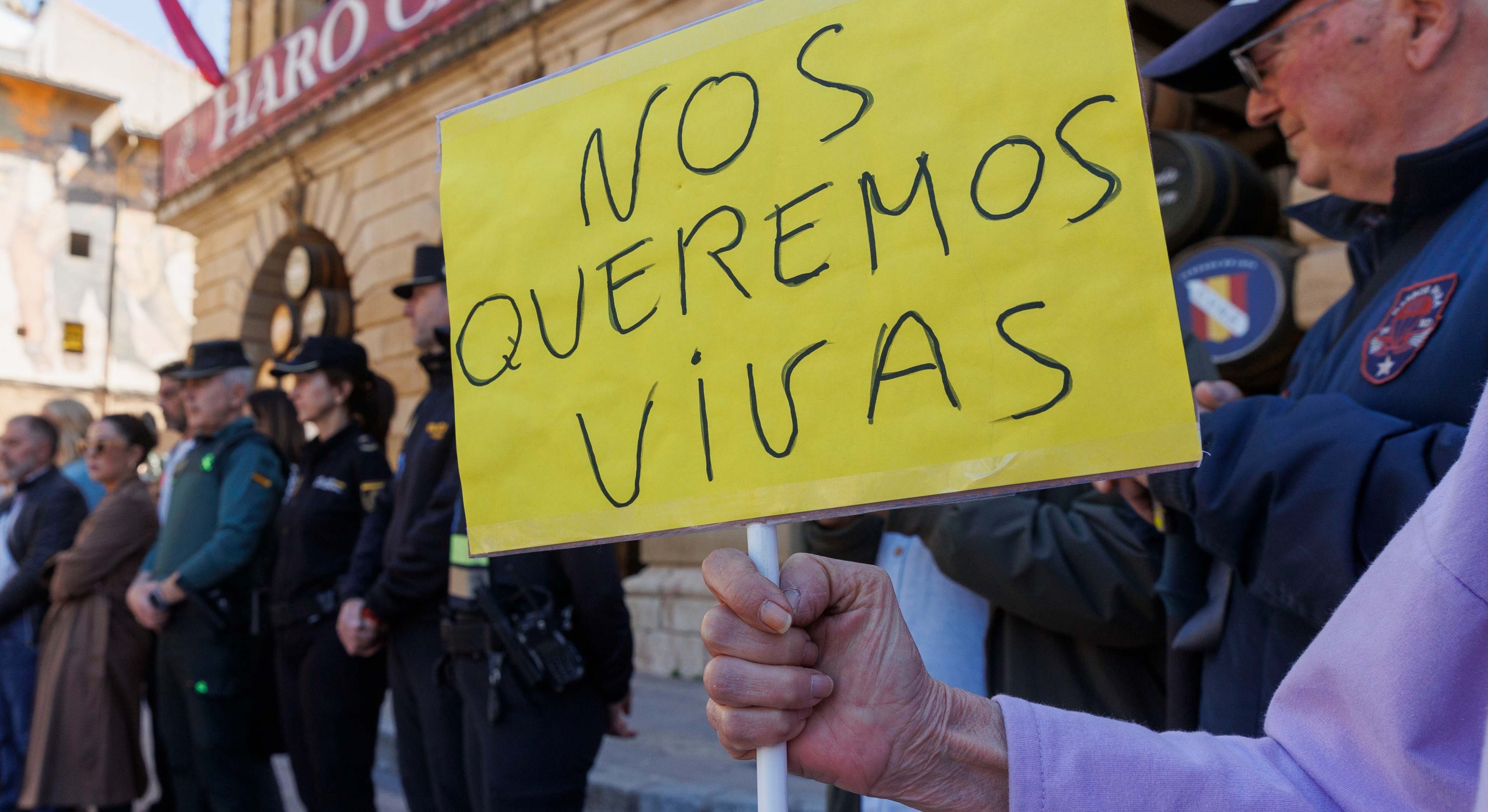 Cartel reivindicativo durante un acto de un minuto de silencio por el asesinato de una mujer