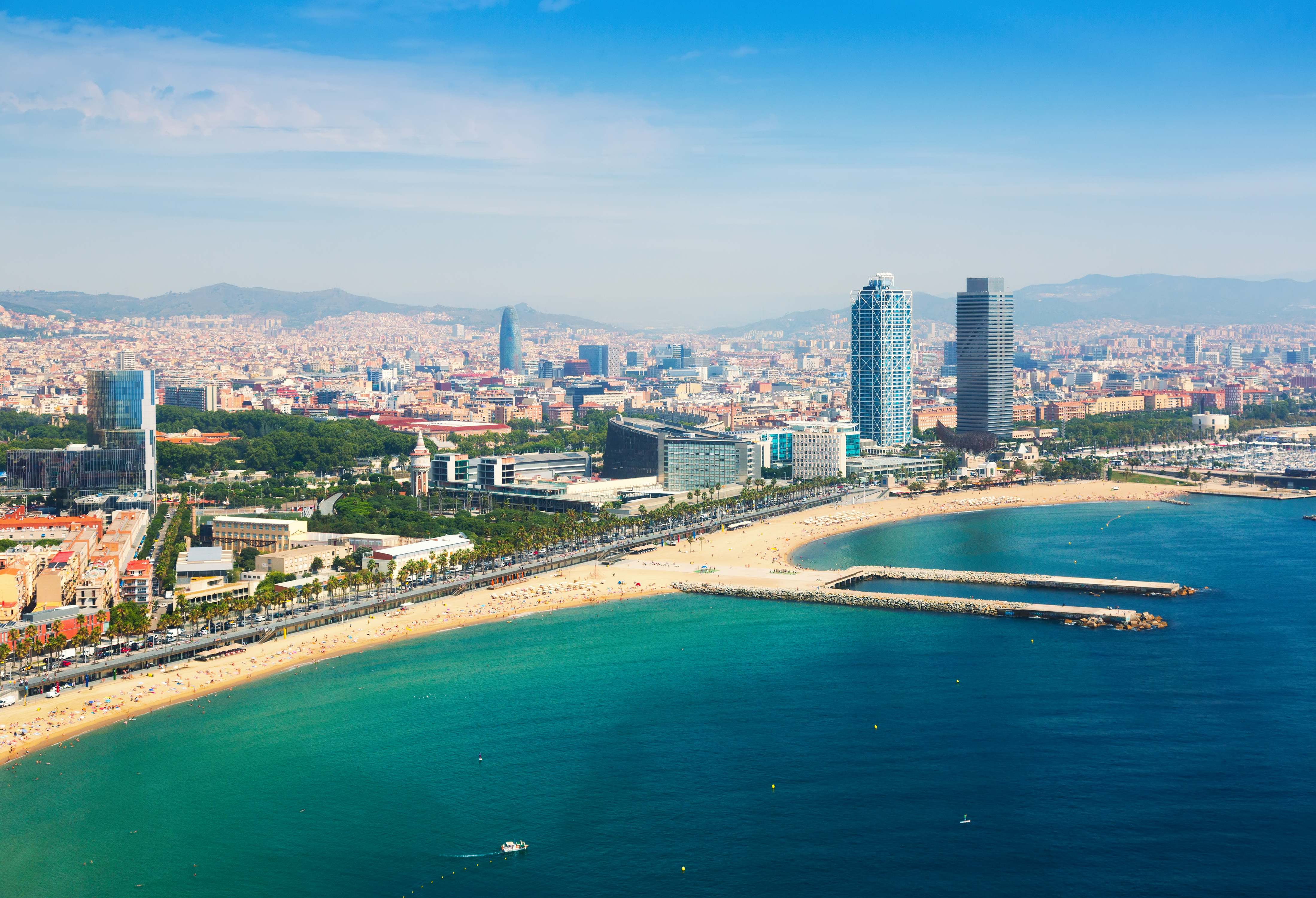Vista aérea de Barcelona desde el Mediterráneo. Playa de la Barceloneta y Puerto Olímpico.  