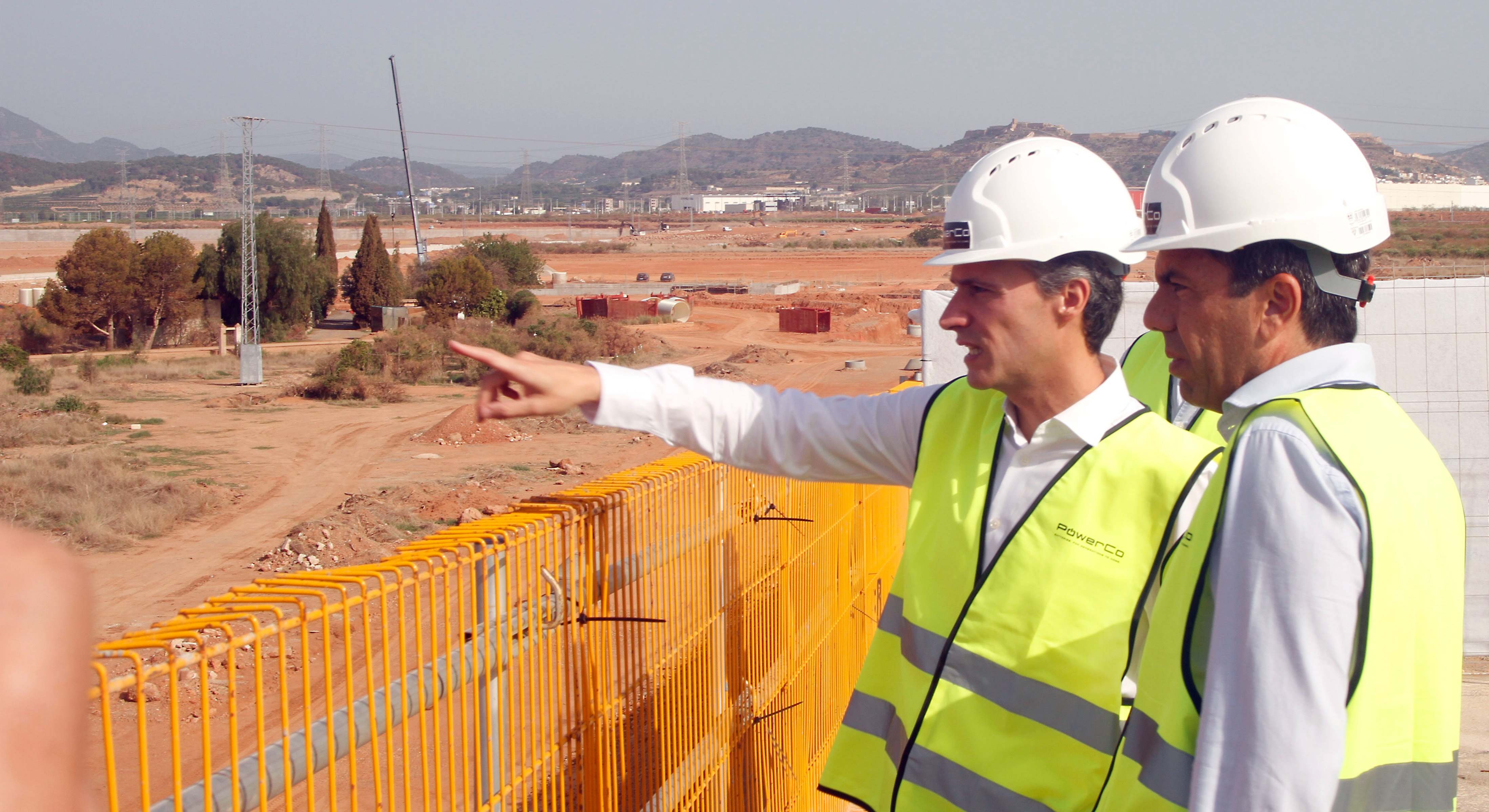 Javier Rivera, de PowerCo, con el presidente valenciano Carlos Mazón, en las obras de la gigafactoría.