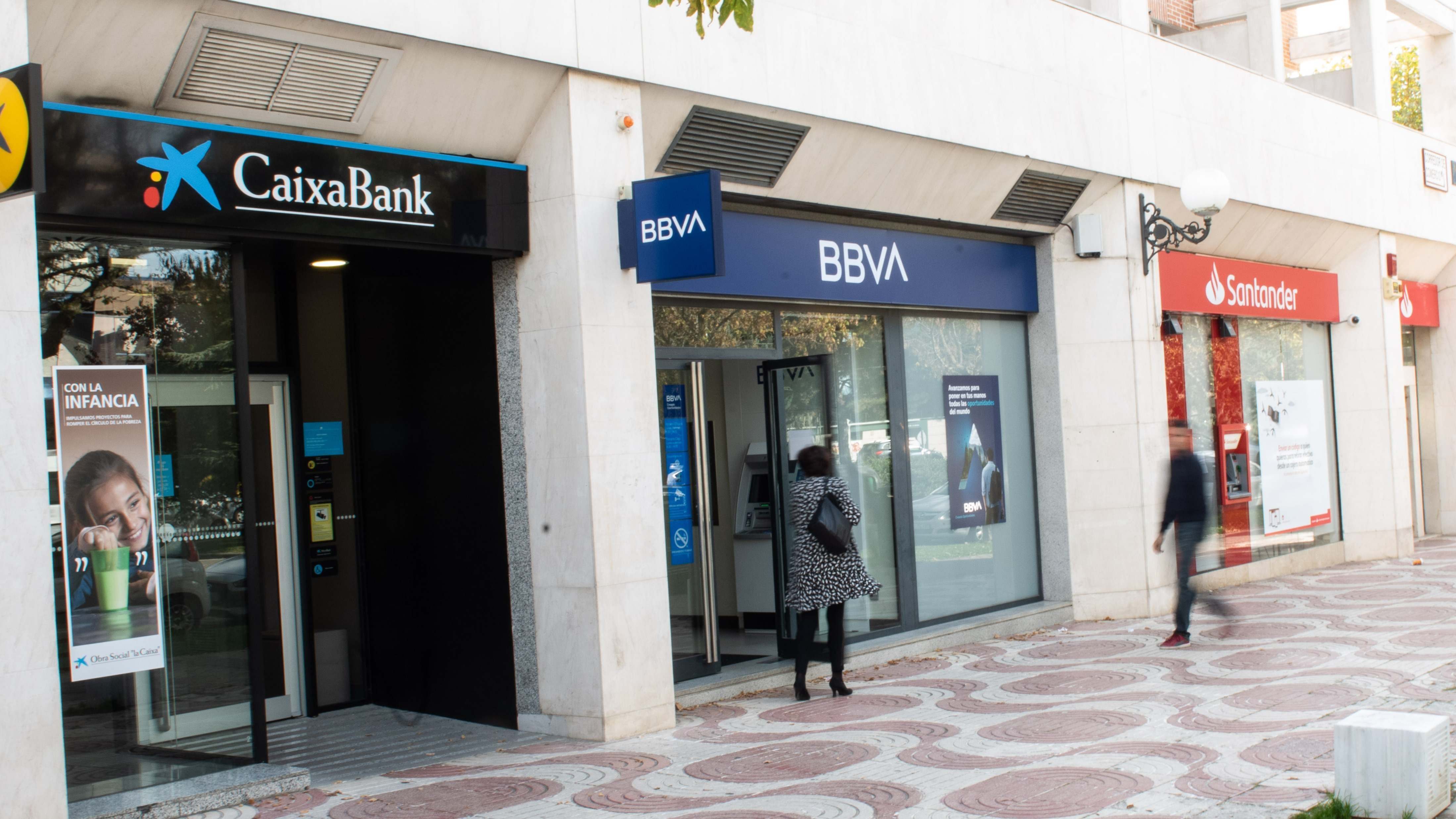 Sucursales de varios bancos.