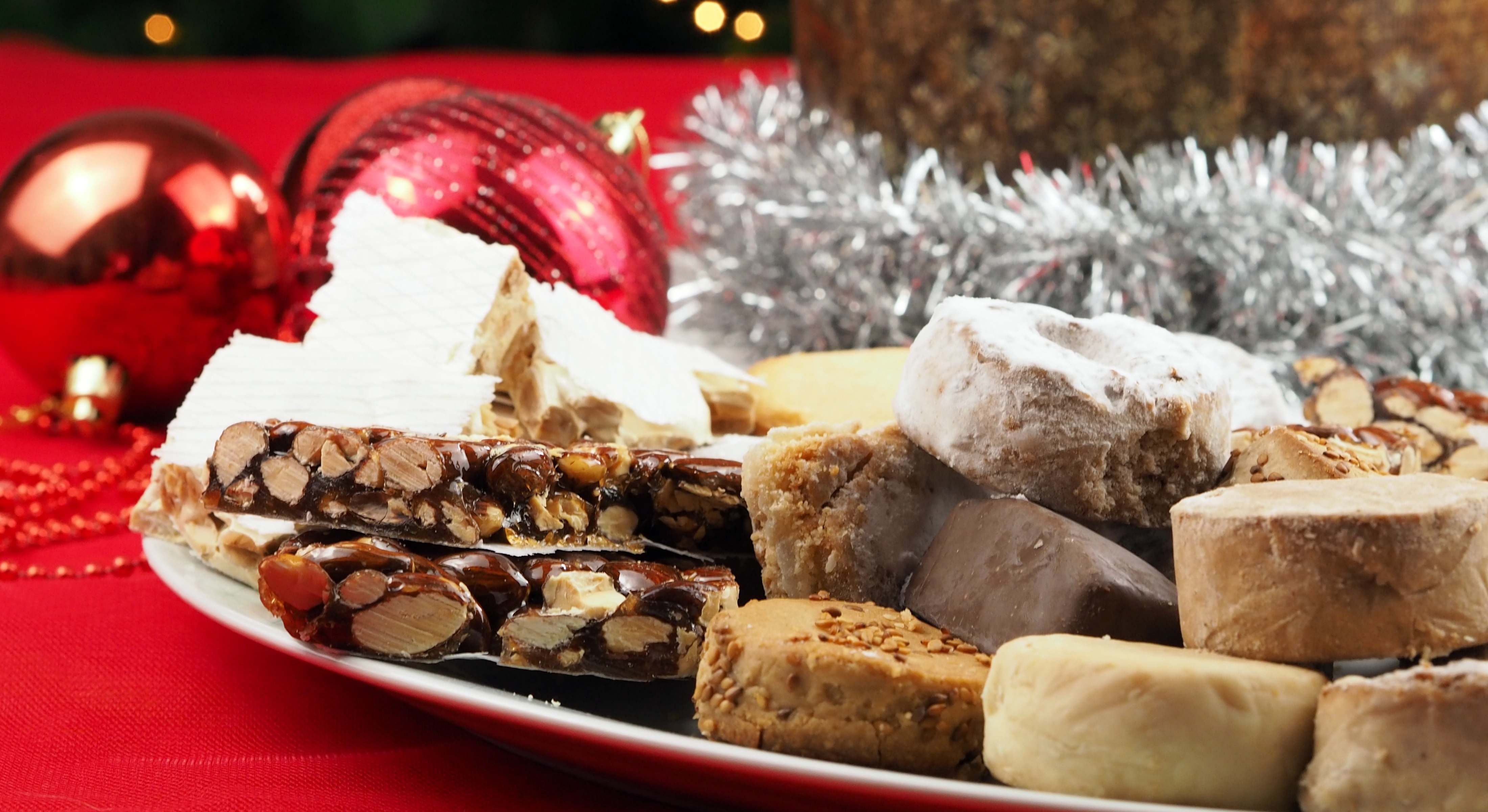 Una bandeja de dulces de Navidad