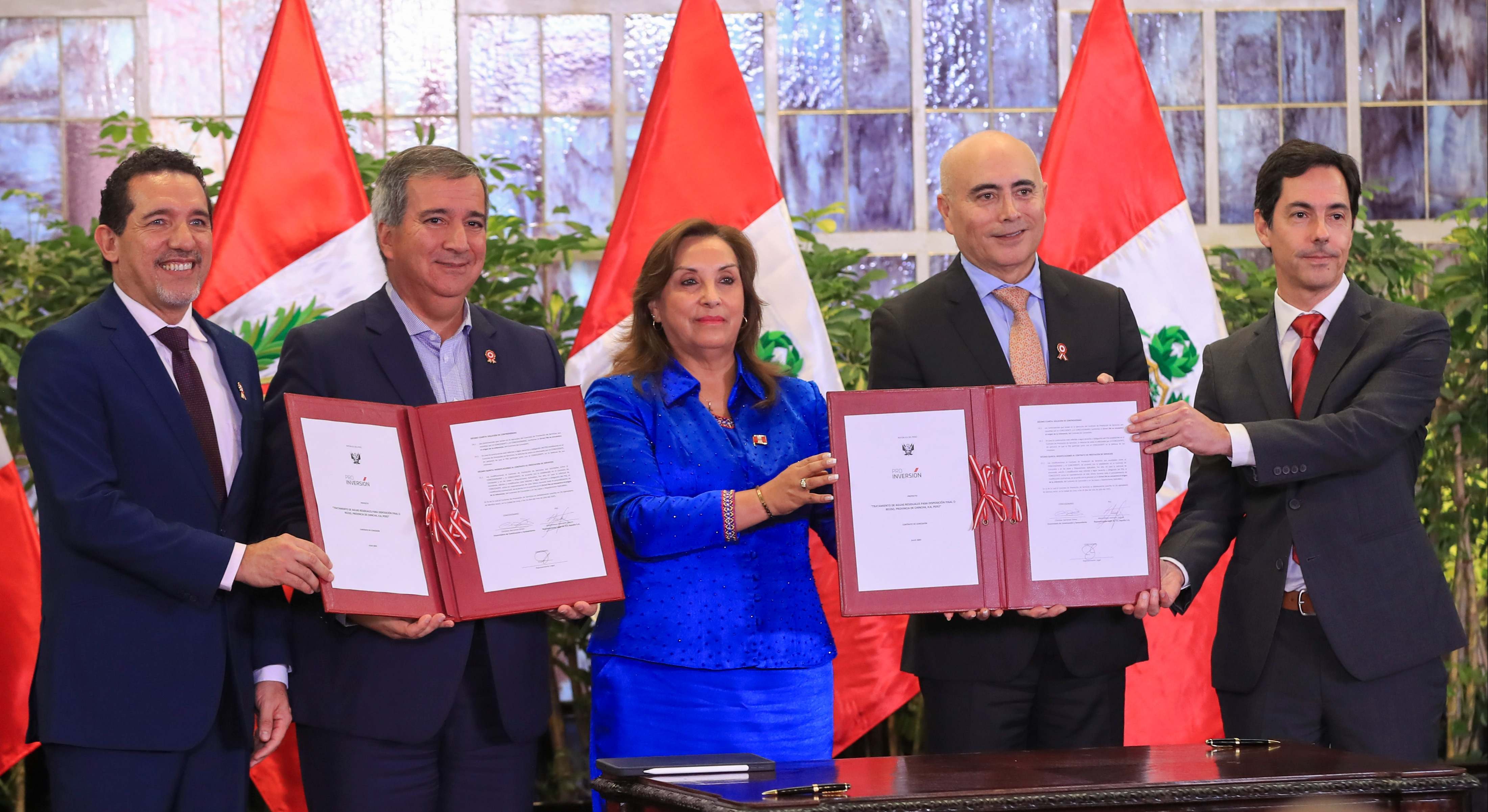 Desde la izquierda, el viceministro de Construcción y Saneamiento del Gobierno del Perú, Christian Barrantes; el ministro de Economía y Finanzas, Raúl Pérez Reyes; la presidenta del Perú, Dina Boluarte; el ministro de Vivienda, Construcción y Saneamiento,