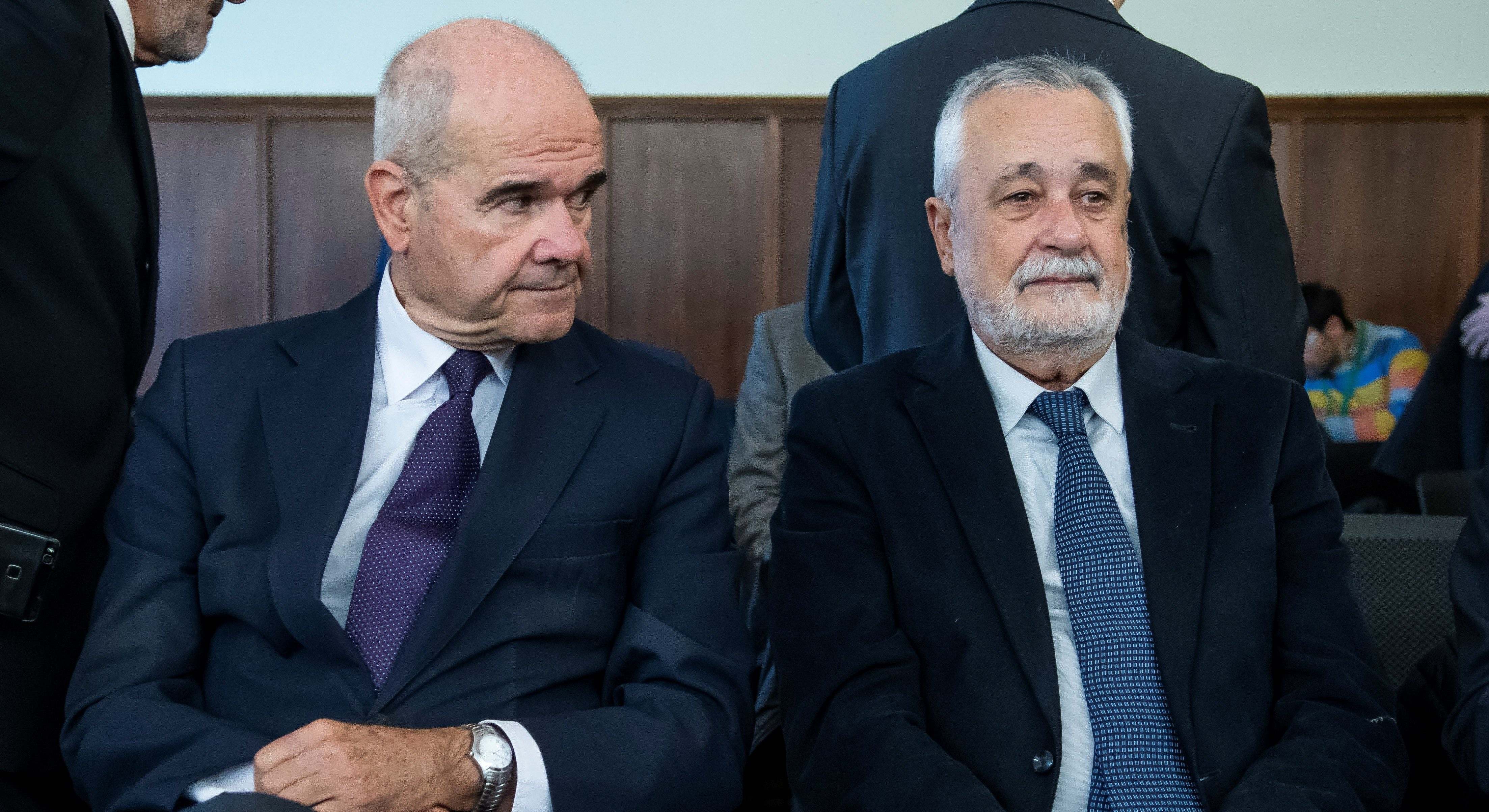 Los expresidentes andaluces, Manuel Chaves (i) y José Antonio Griñán (d).
