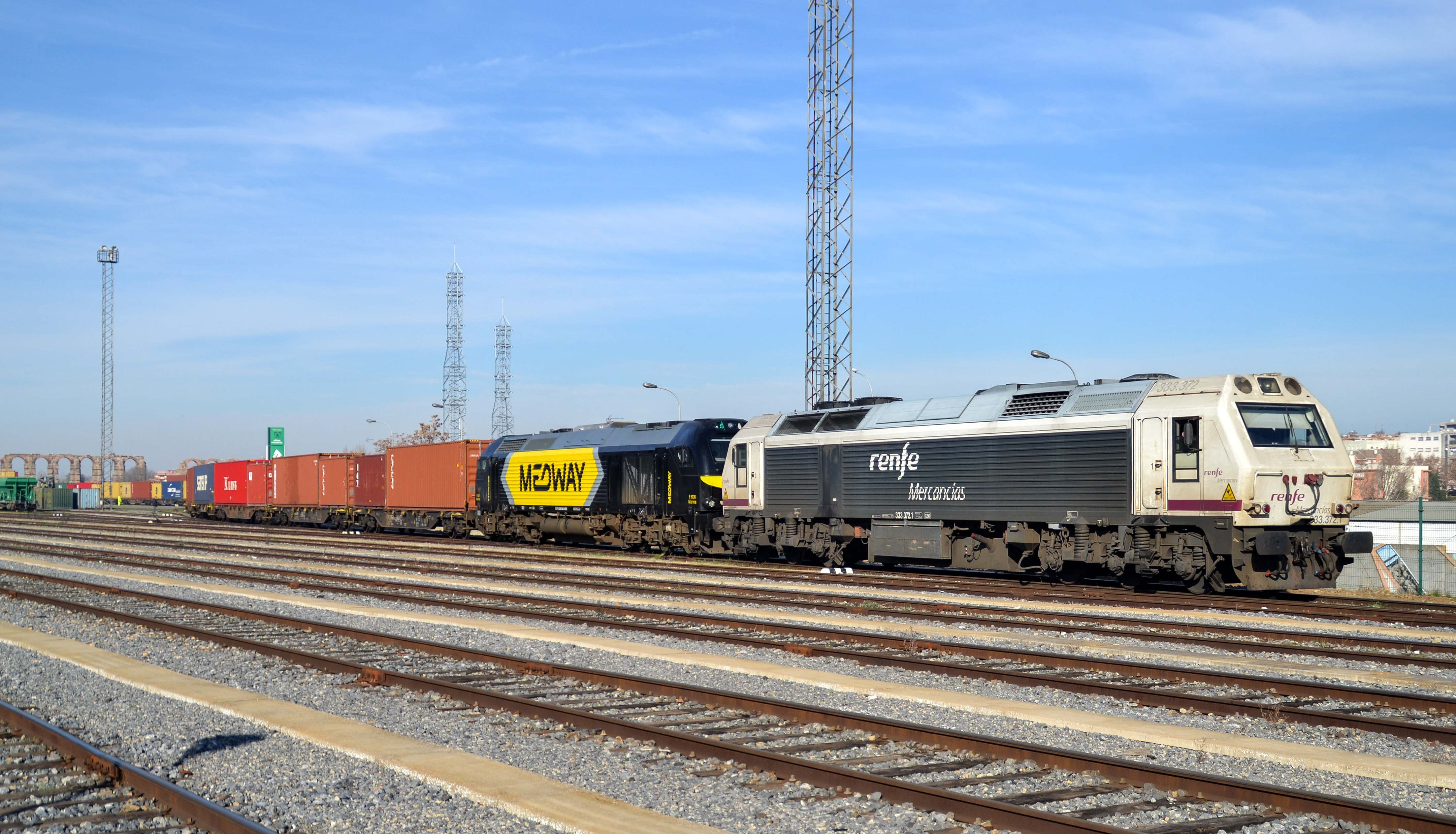 Tren de Renfe Mercancías remolca en Mérida la primera locomotora de Medway que inició servicio en España. Autor: Alejandro M. Medina