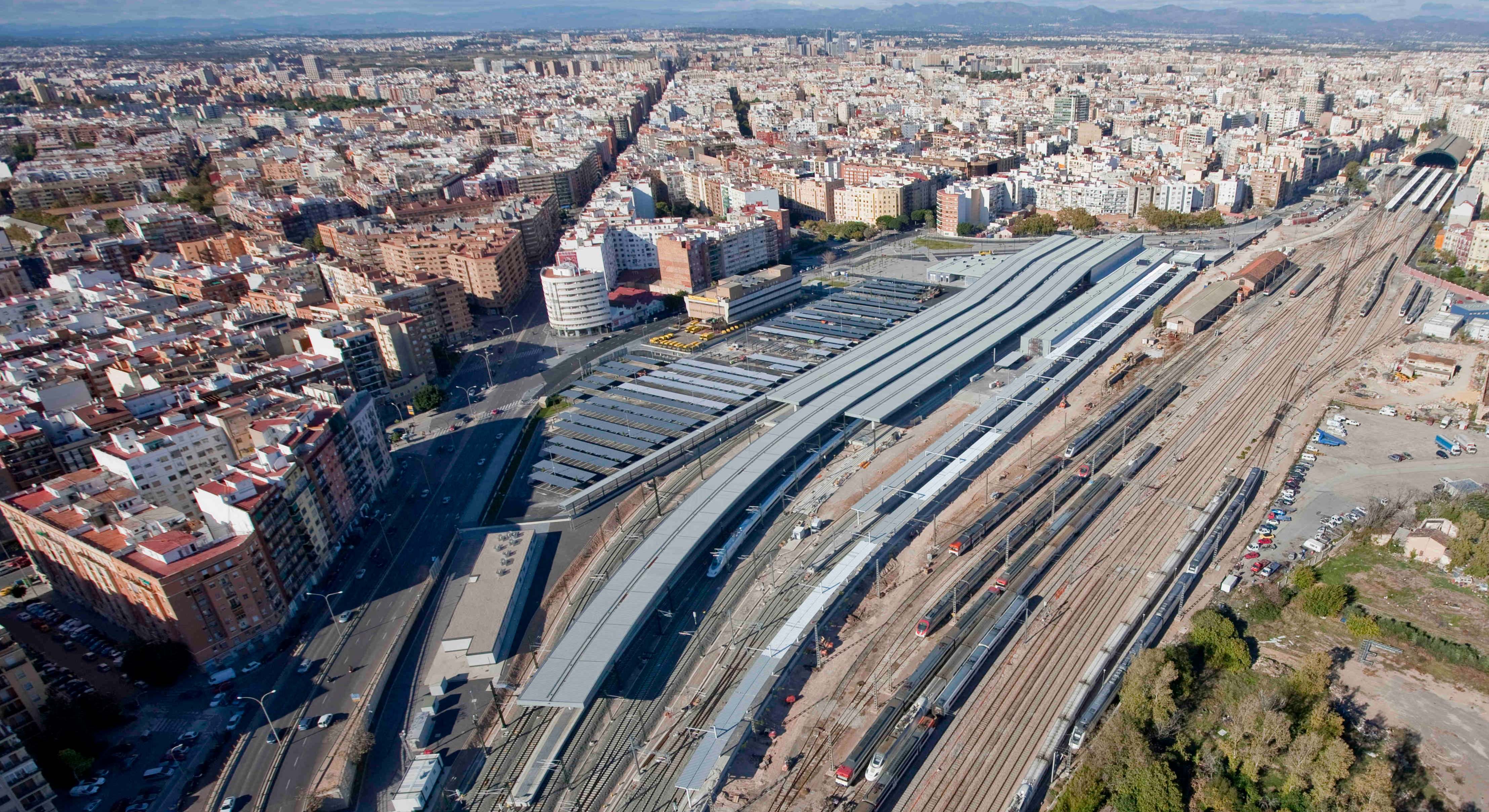 La playa de vías de tren en pleno corazón de Valencia, junto a la estación Joaquín Sorolla.