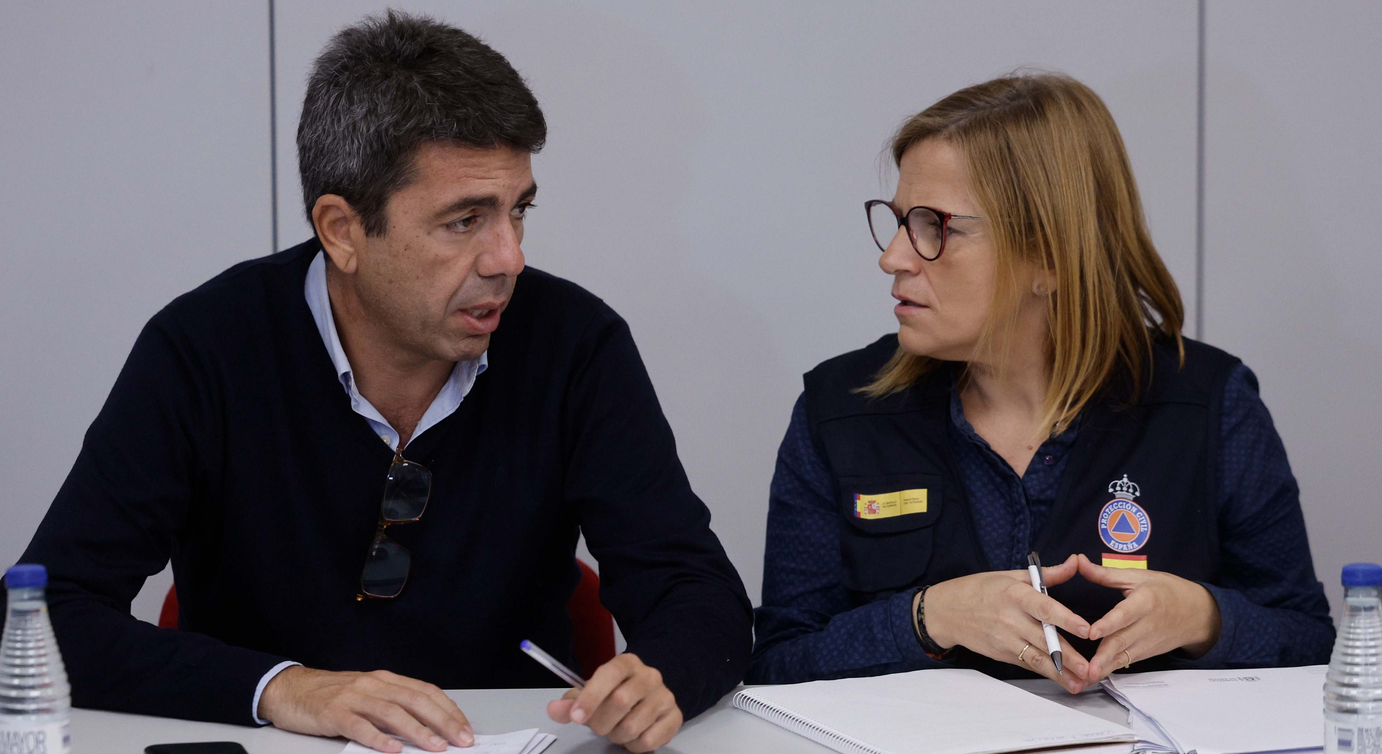 El presidente de la Generalitat valenciana Carlos Mazón, y la delegada del Gobierno en la Comunitat Valenciana Pilar Bernabé, durante la reunión del centro de Coordinación Emergencias