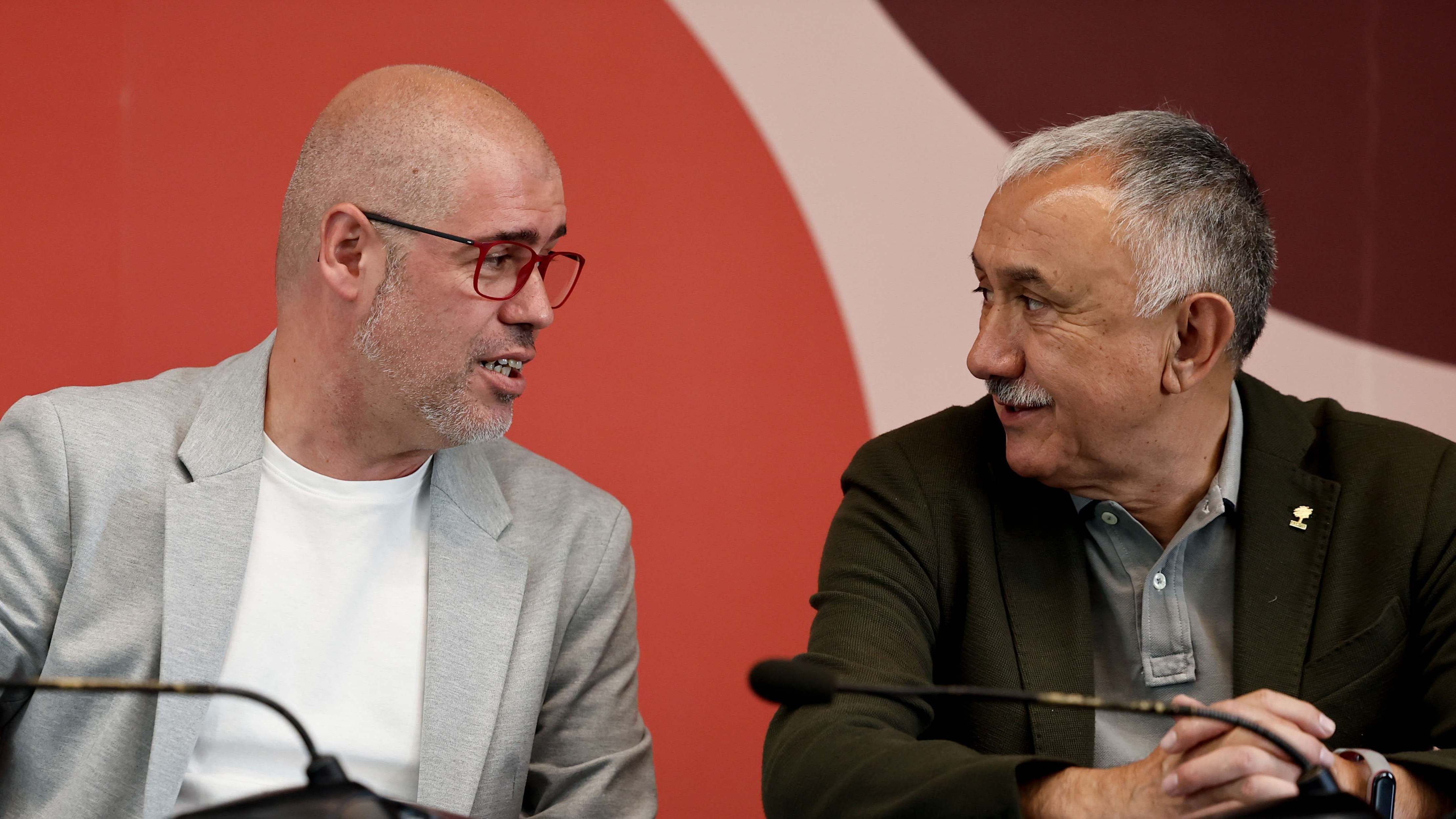 Los secretarios generales de CCOO y UGT, Unai Sordo y Pepe Álvarez. EP
