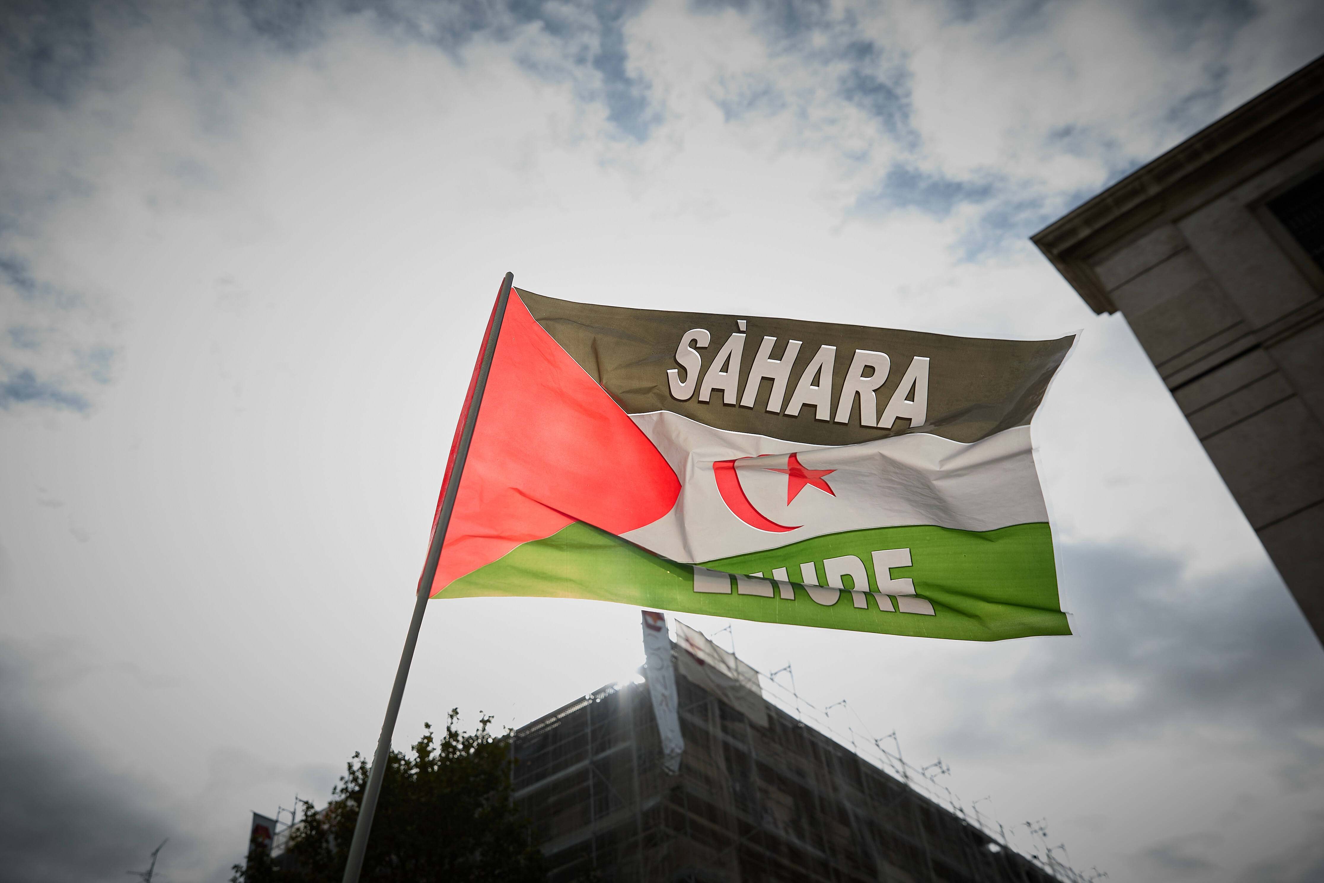Una bandera durante una manifestación en apoyo al Sahara Occidental hace un año en Madrid. / Jesús Hellín (Europa Press)