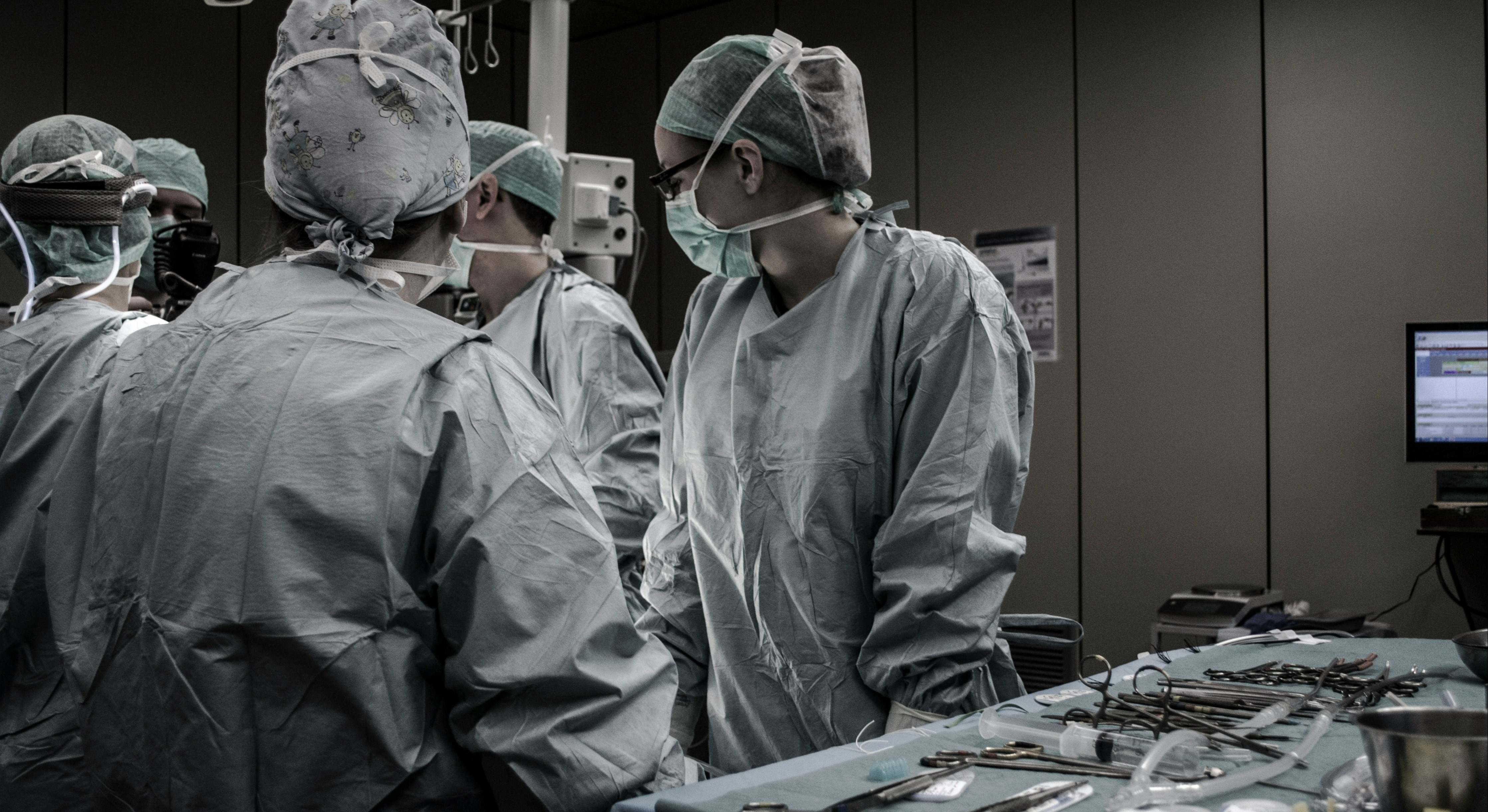 Varios médicos se preparan para atender a un paciente