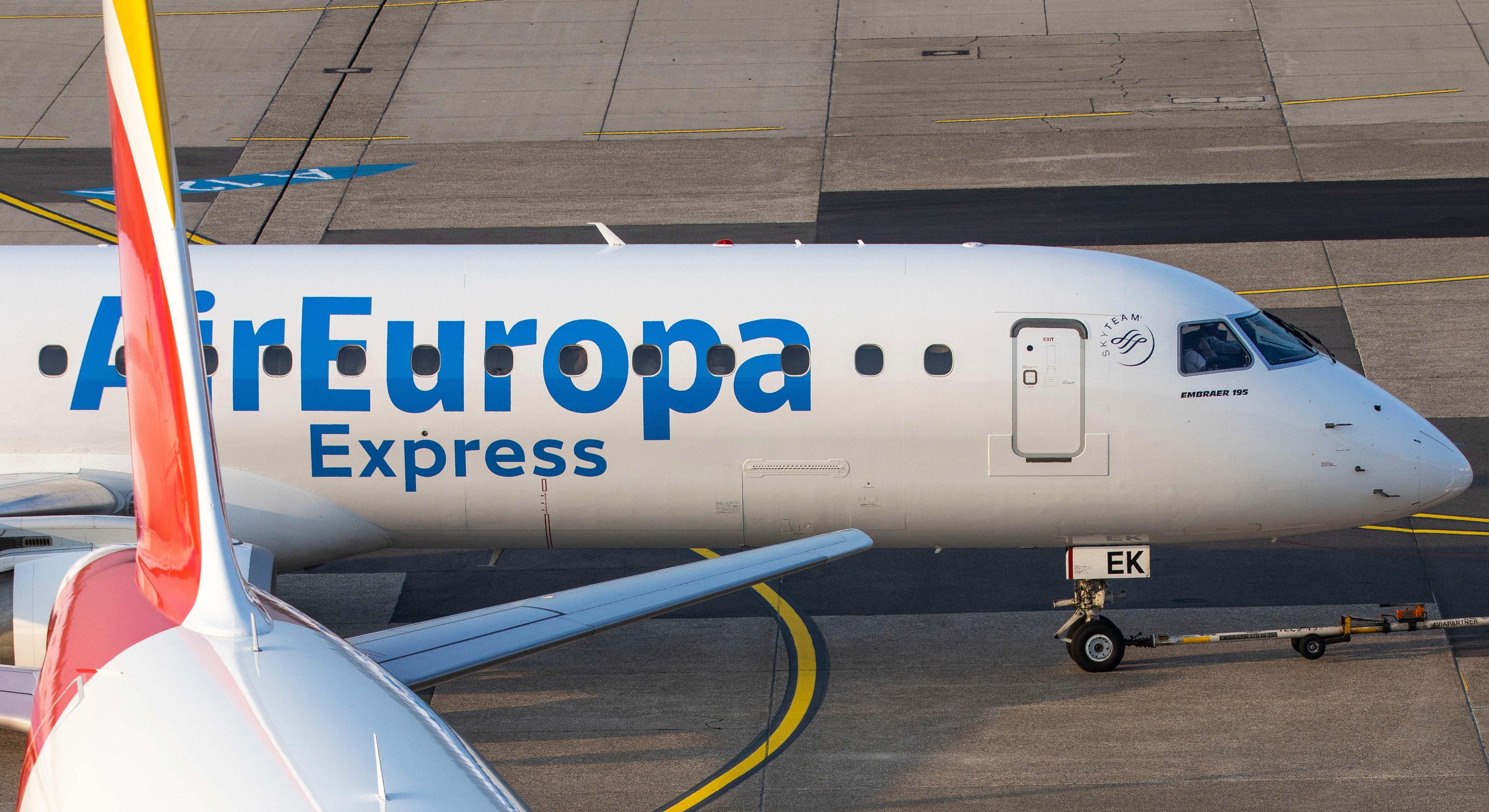 Avión de Air Europa junto a uno de Iberia.