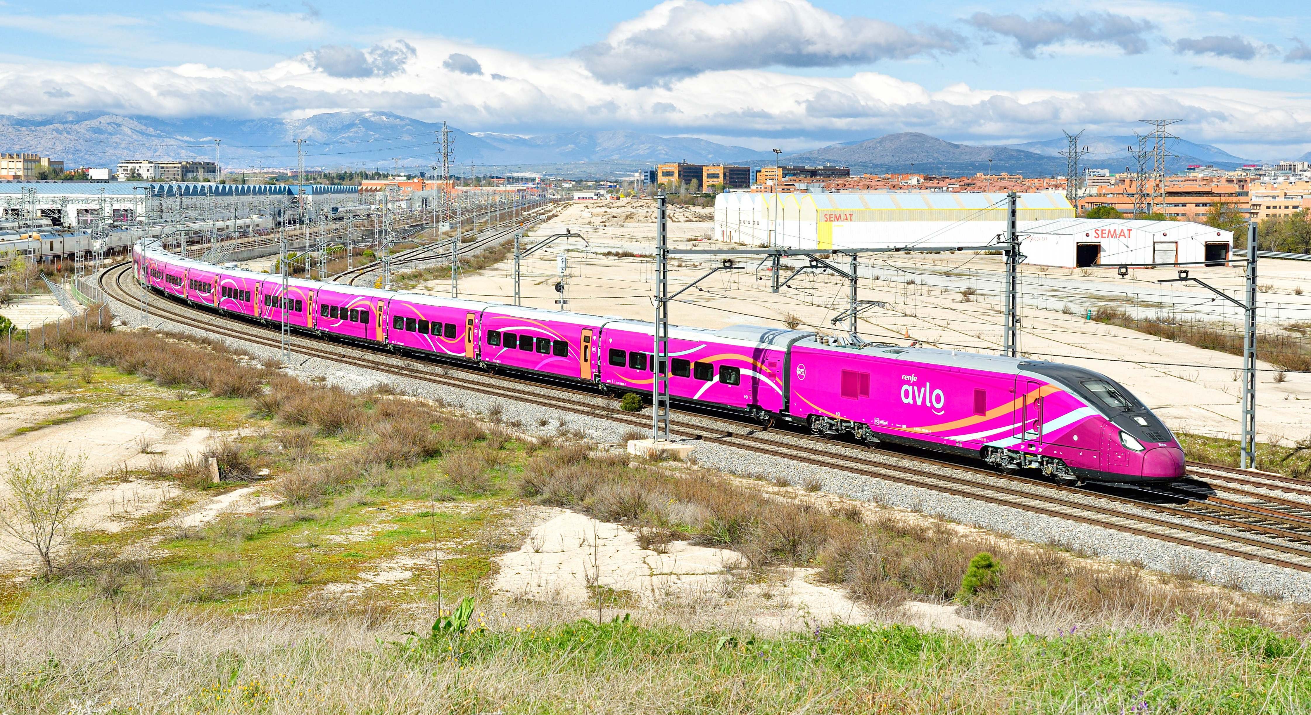 Tren de la serie 106 prestando un servicio Avlo de Renfe a su paso por Madrid. / Cesare Sapienza