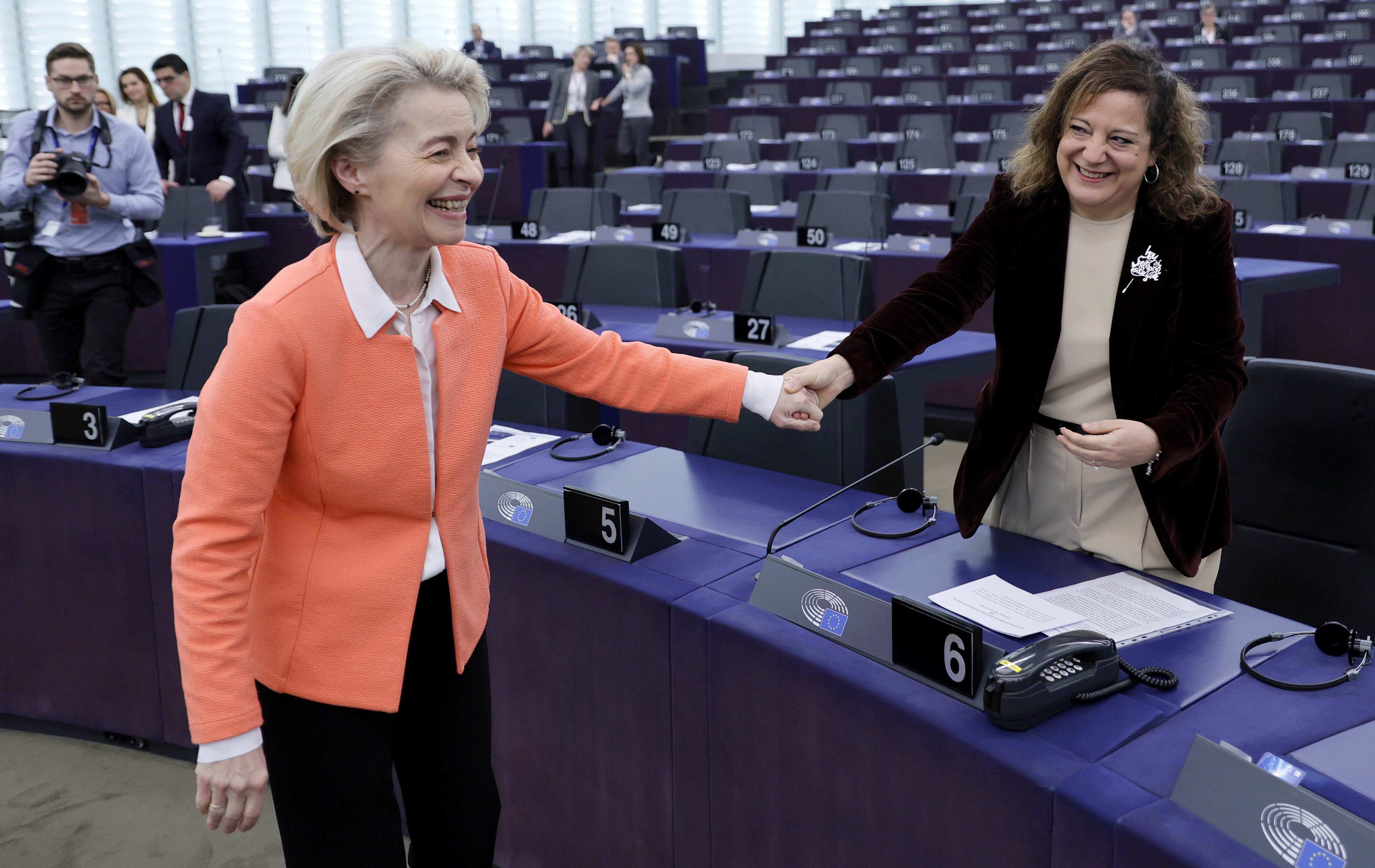 La presidenta de la Comisión Europea, Ursula von der Leyen y la eurodiputada socialista, Iraxte García.