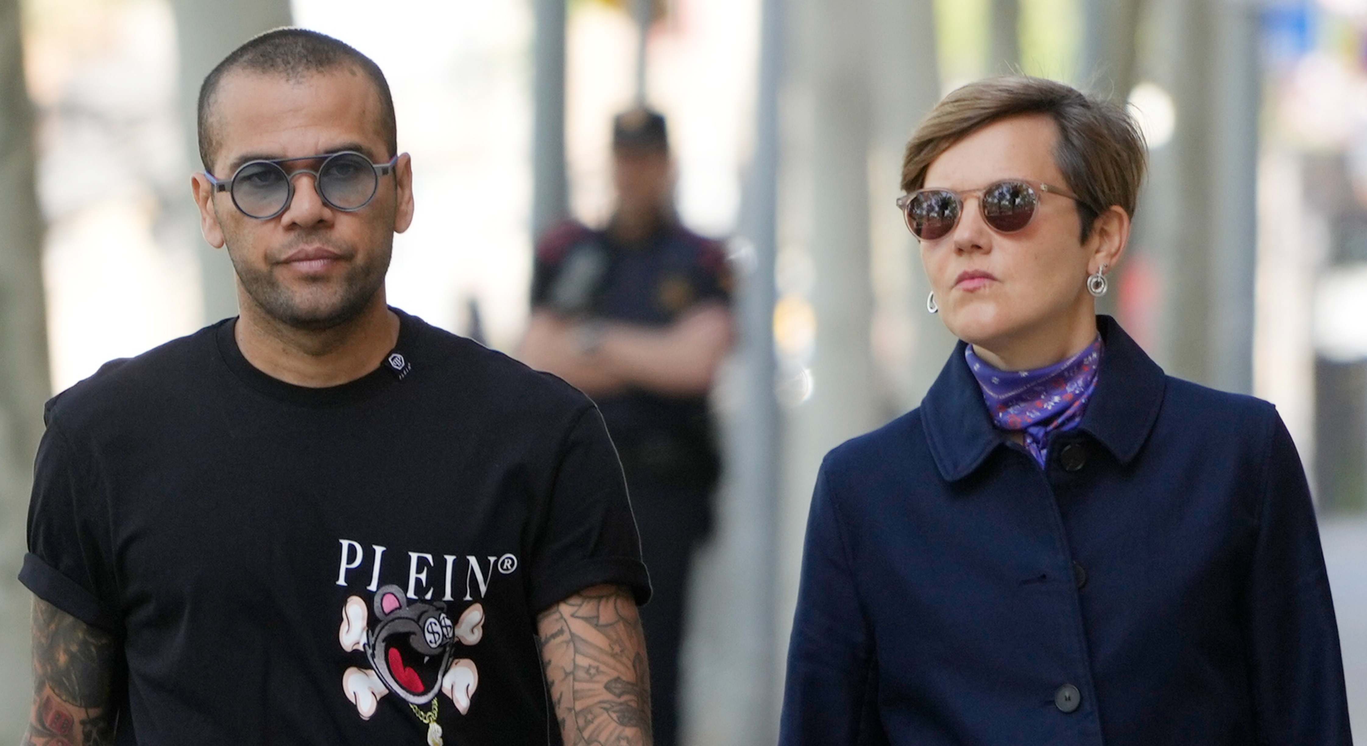 Alves de camino a los juzgados