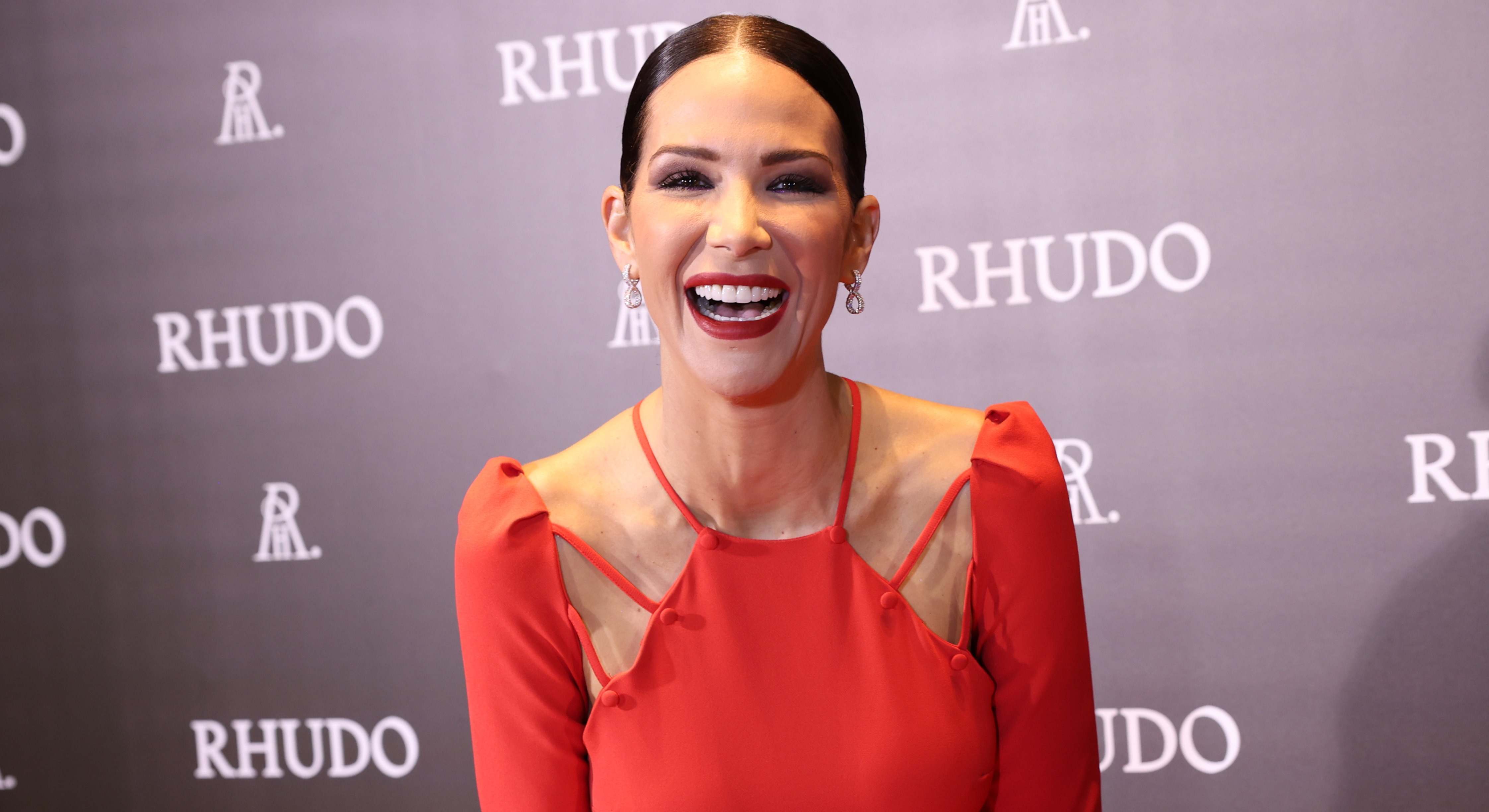 Tamara Gorro con un vestido rojo en un photocall