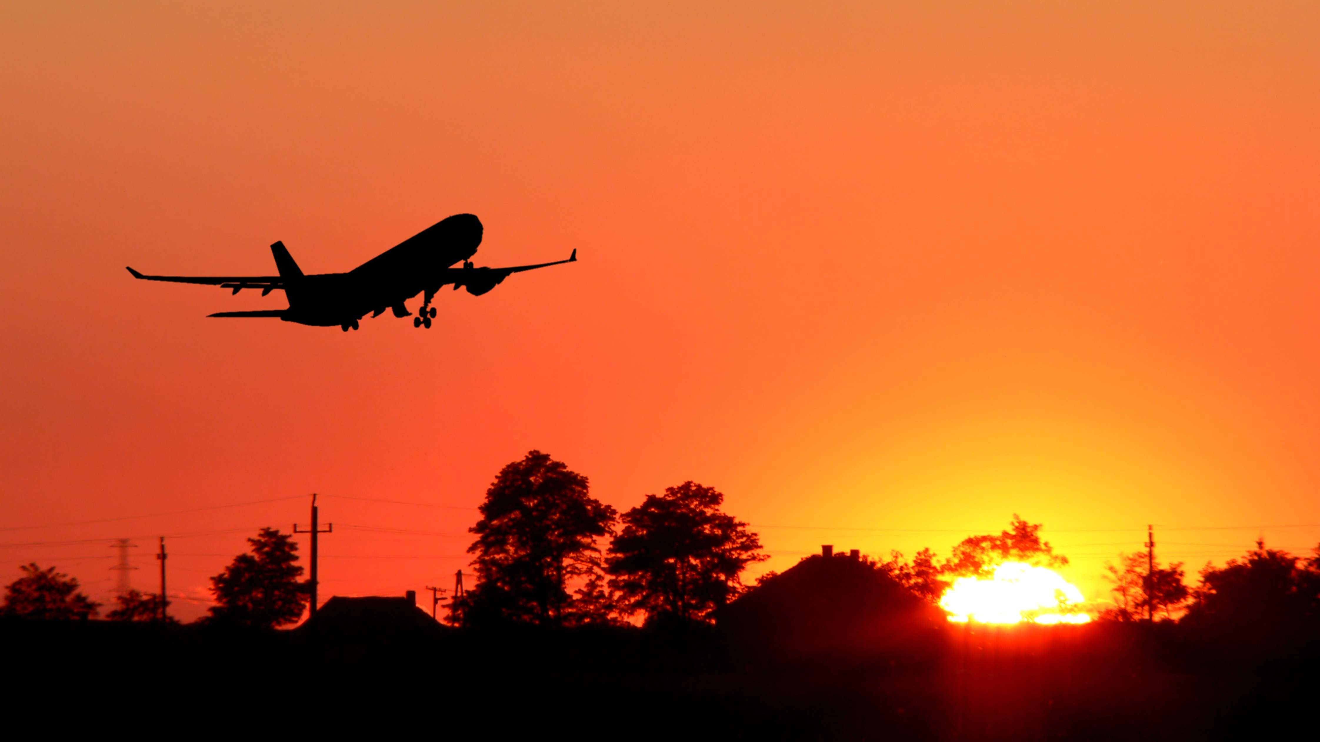 Avión despegando ante un atardecer (Dreamstime)