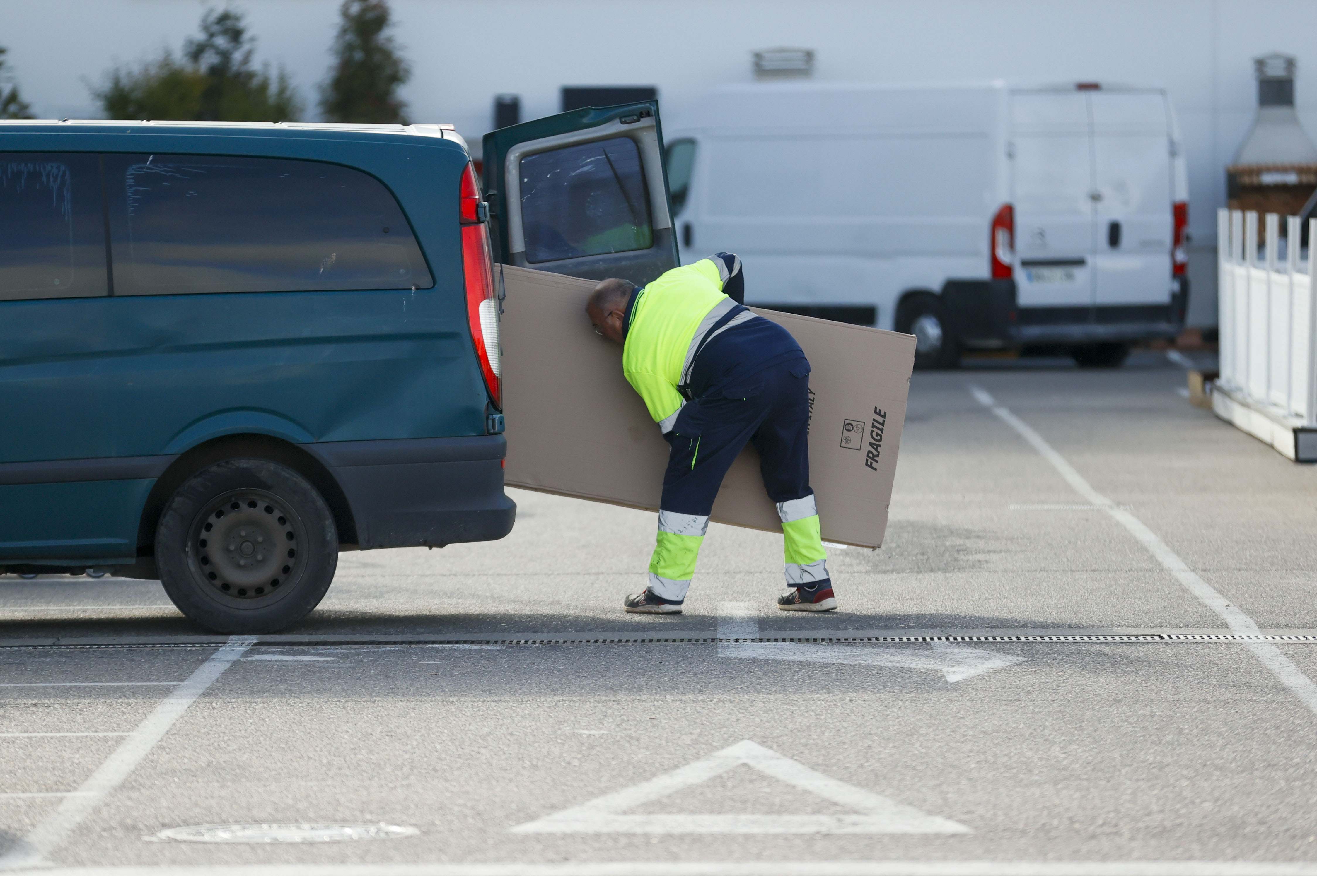 Un trabajador descarga una furgoneta