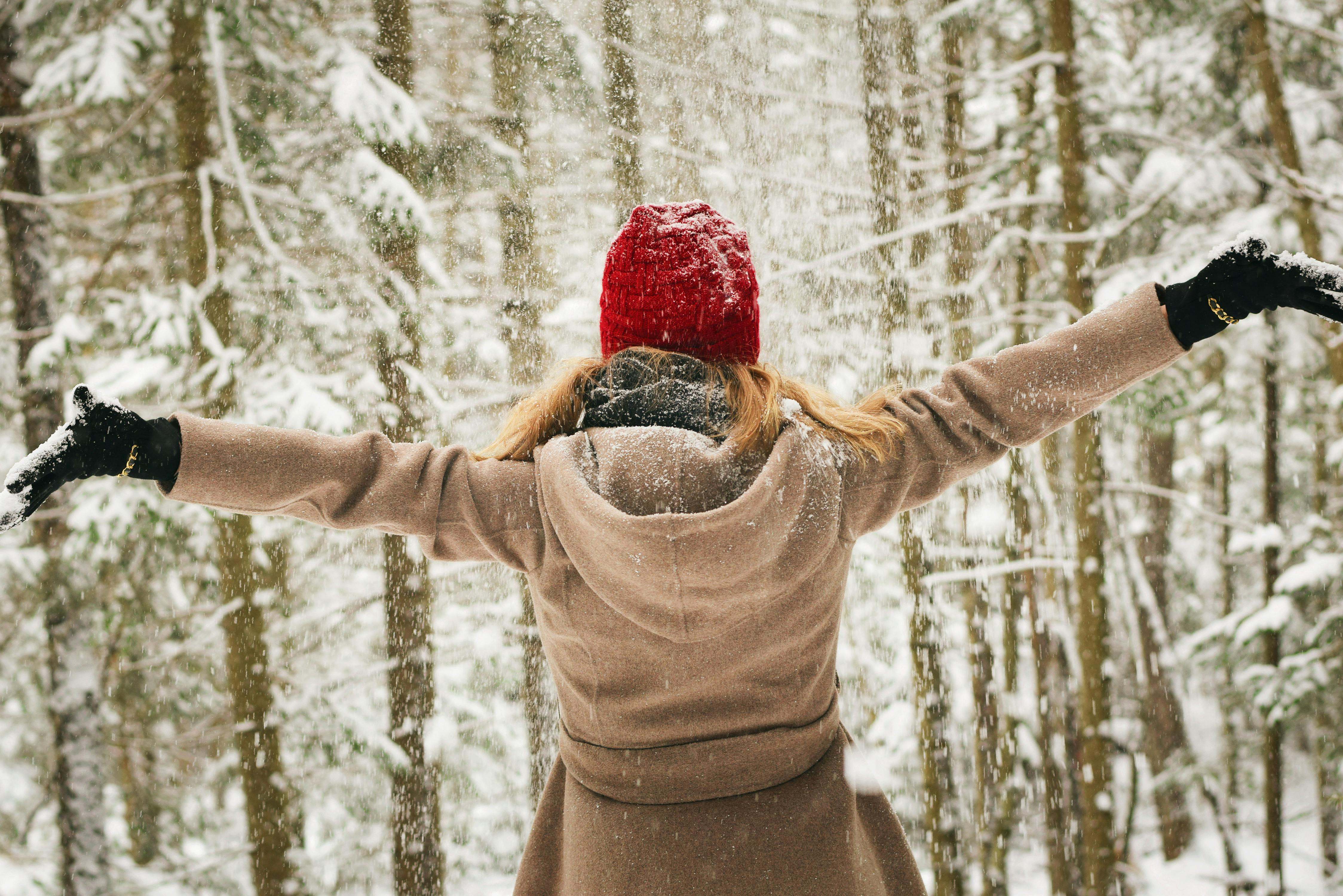 Una mujer disfruta de la nieve durante el periodo navideño
