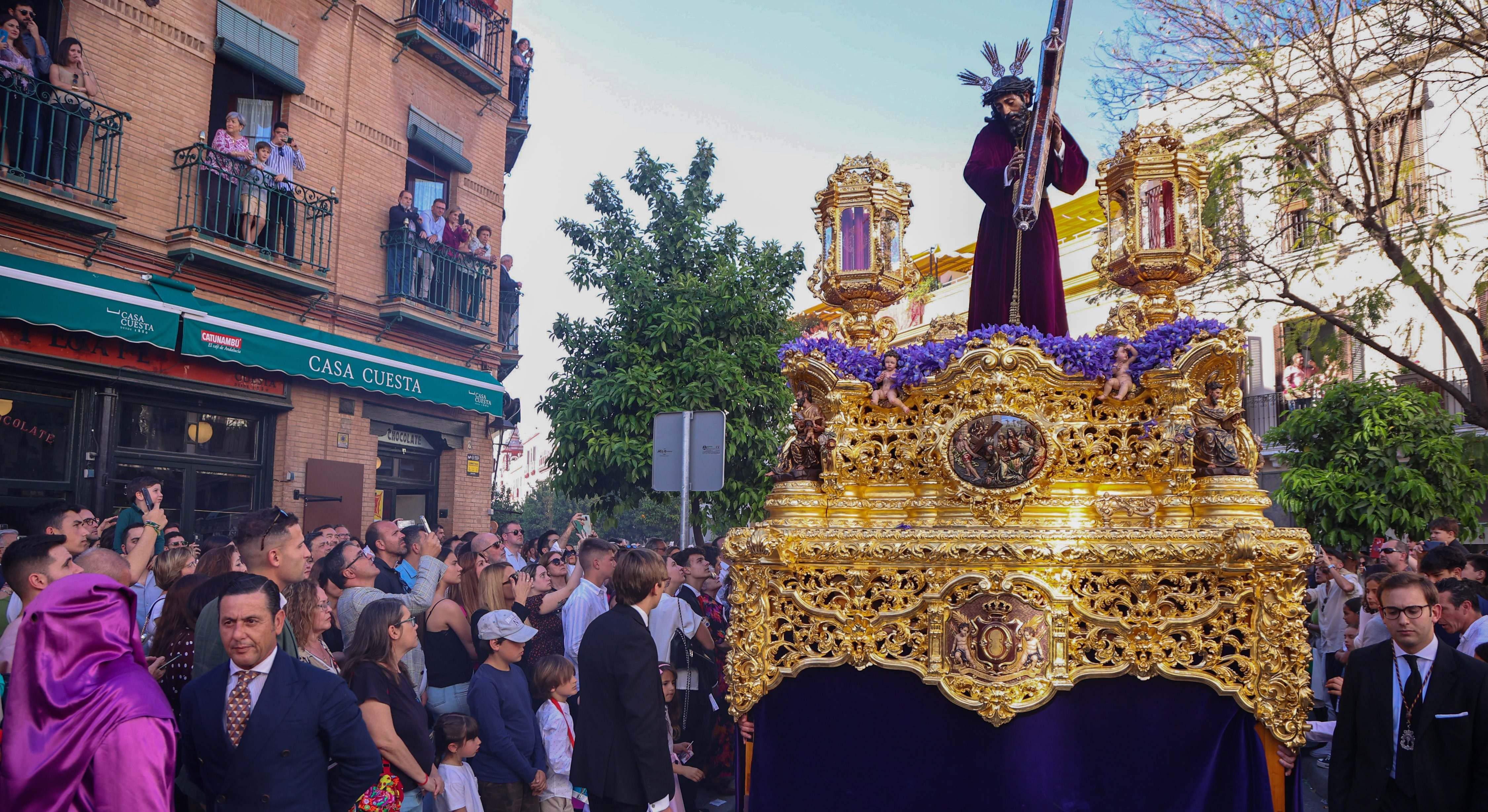 Procesión de Semana Santa en Sevilla, en un día soleado. / Foto: EP