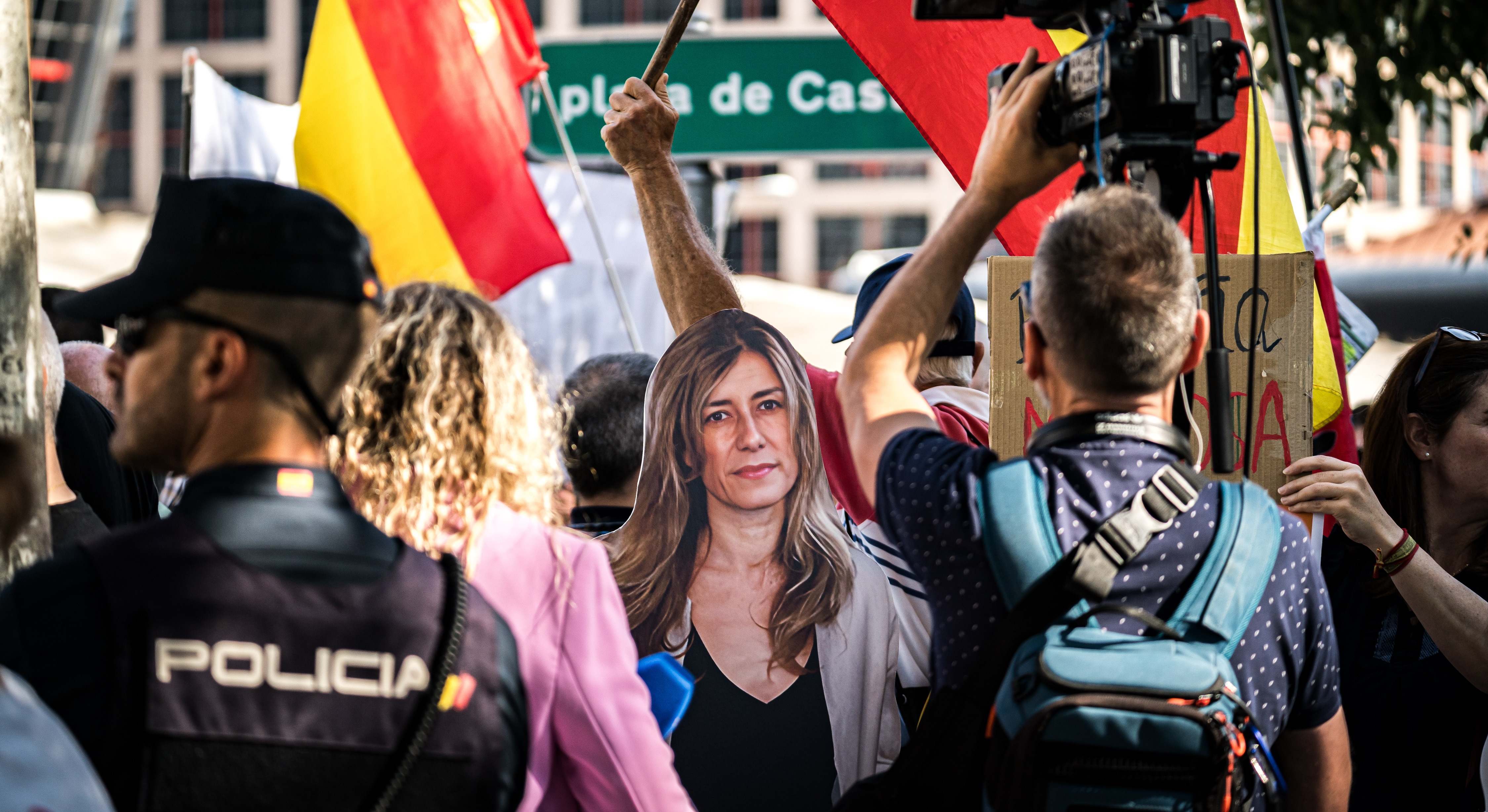 Varias personas se concentran para protestar contra el presidente del Gobierno antes de que su mujer, Begoña Gómez, llegue a declarar como investigada.