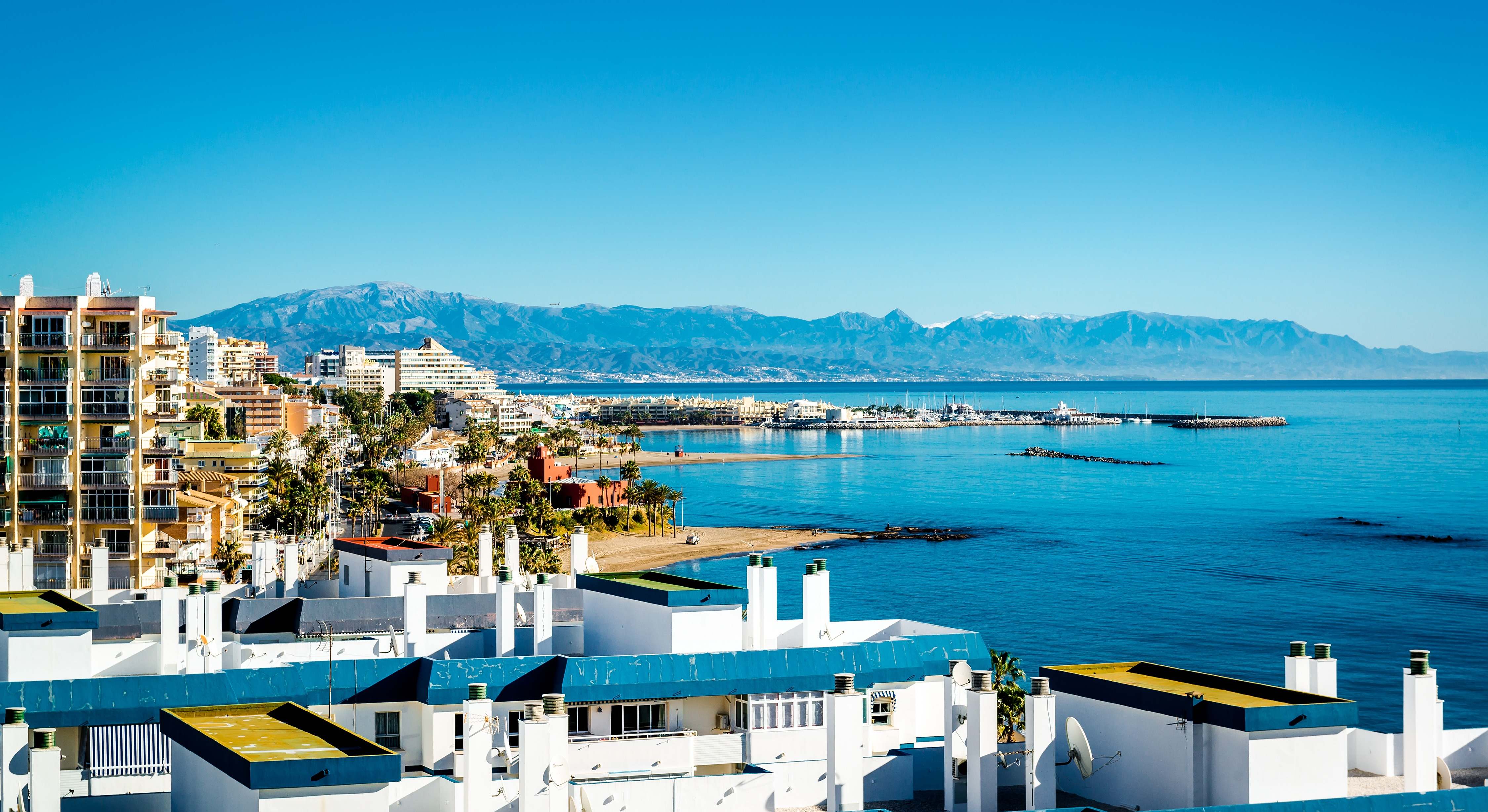 El pueblo pesquero más bonito de la Costa del Sol: el mariposario más grande de Europa y un castillo que parece un barco a 30 minutos de Málaga