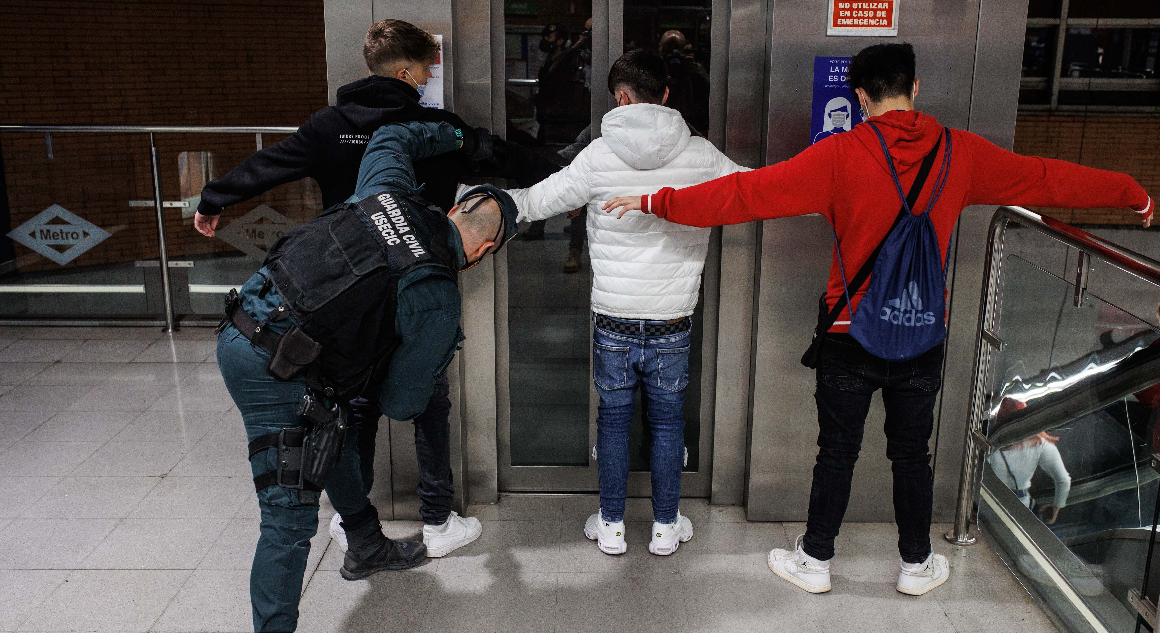 Guardia Civil cachea a unos jóvenes.