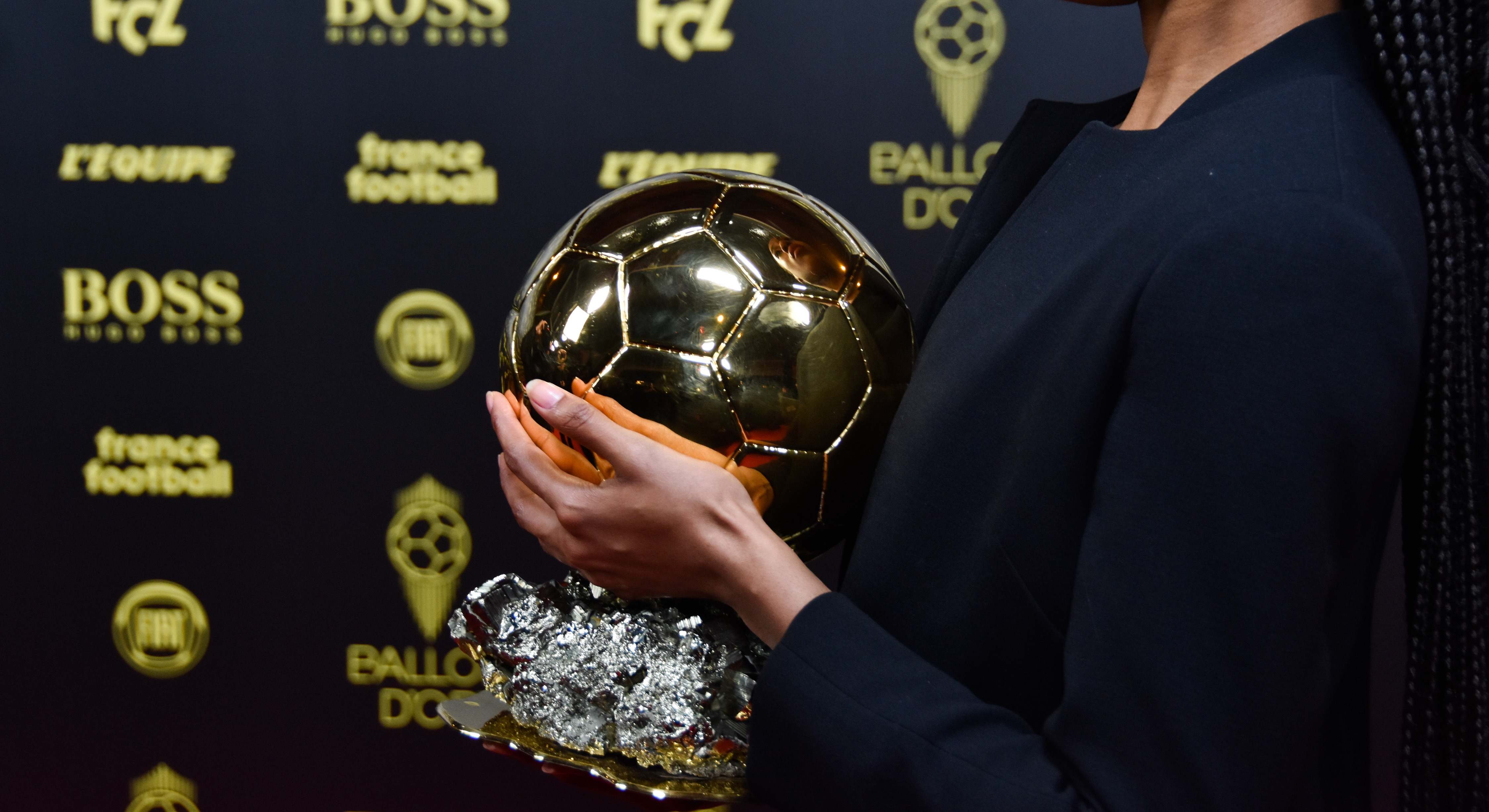 Una azafata sostiene el Balón de Oro de 2019. / Antoine Massinon / A2M Sport Con / AFP7 / Europa Press