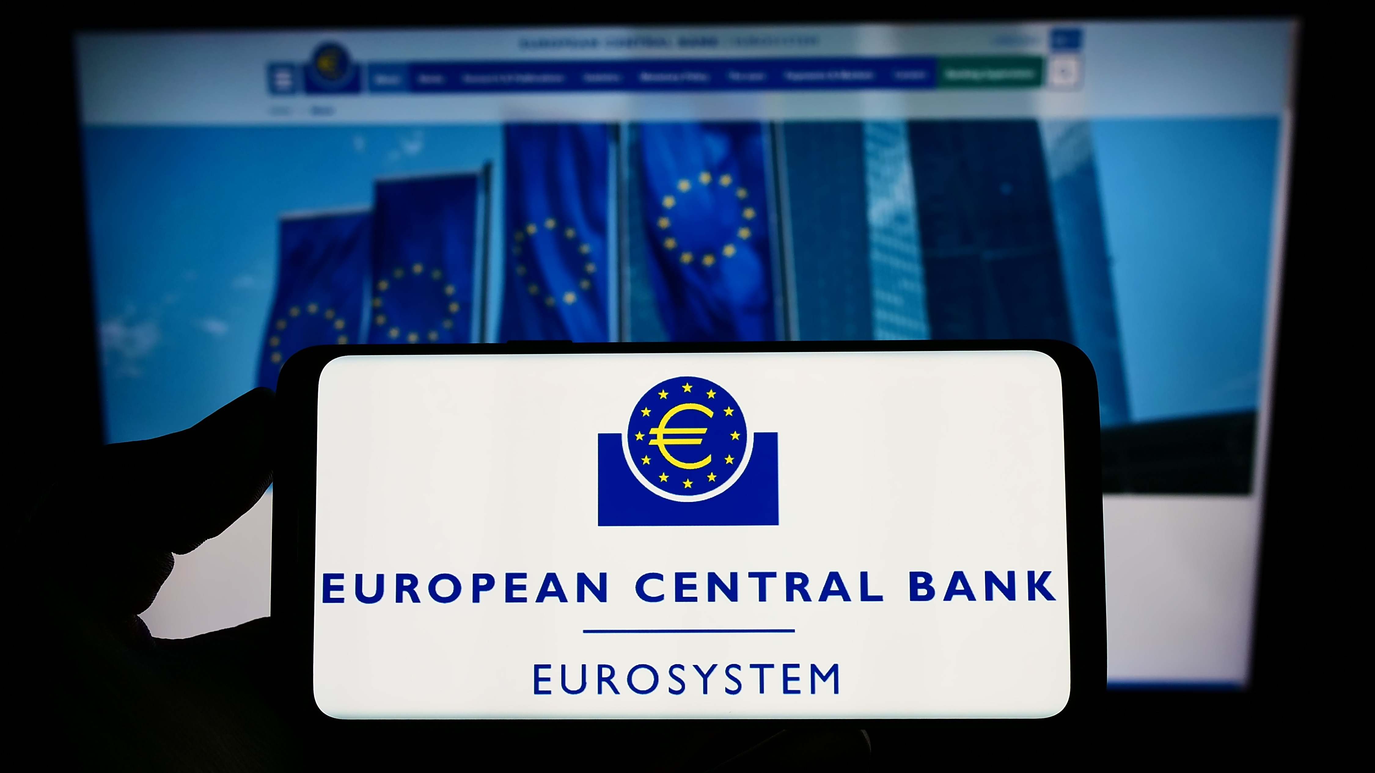 El logo del BCE en una pantalla de un teléfono móvil