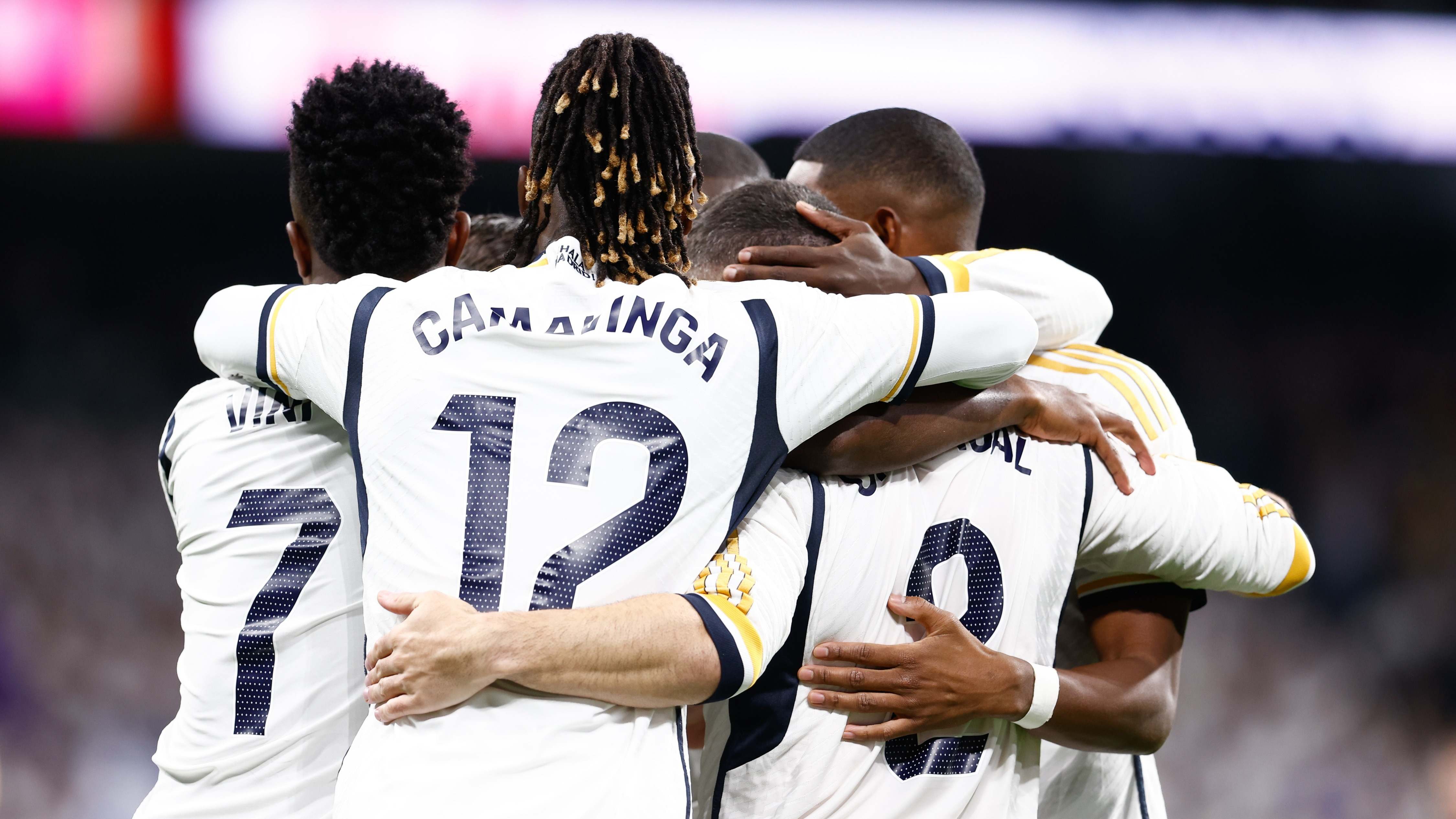 Varios jugadores del Real Madrid se abrazan durante un partido