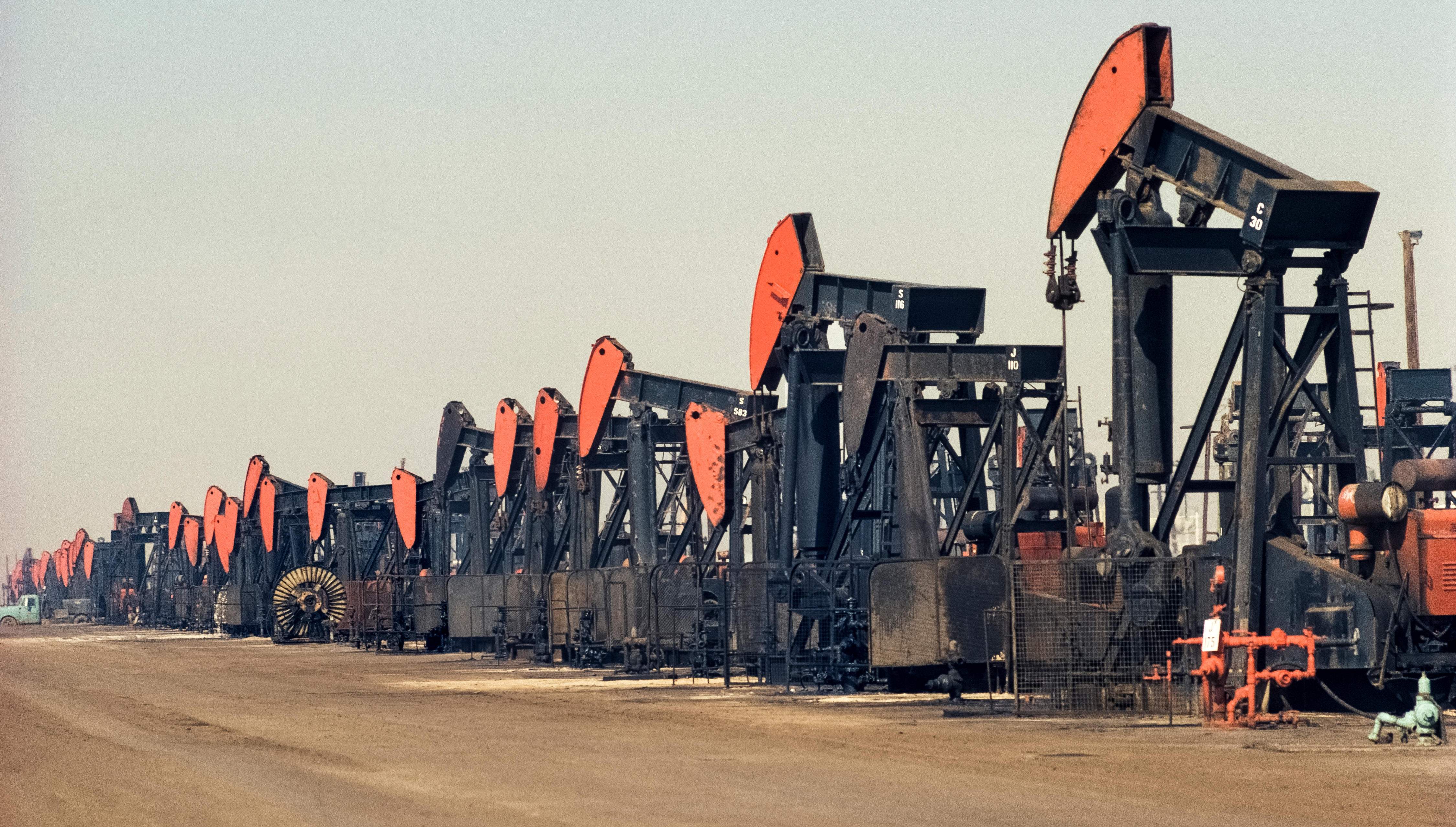 martillos-petroleo-fila.jpg