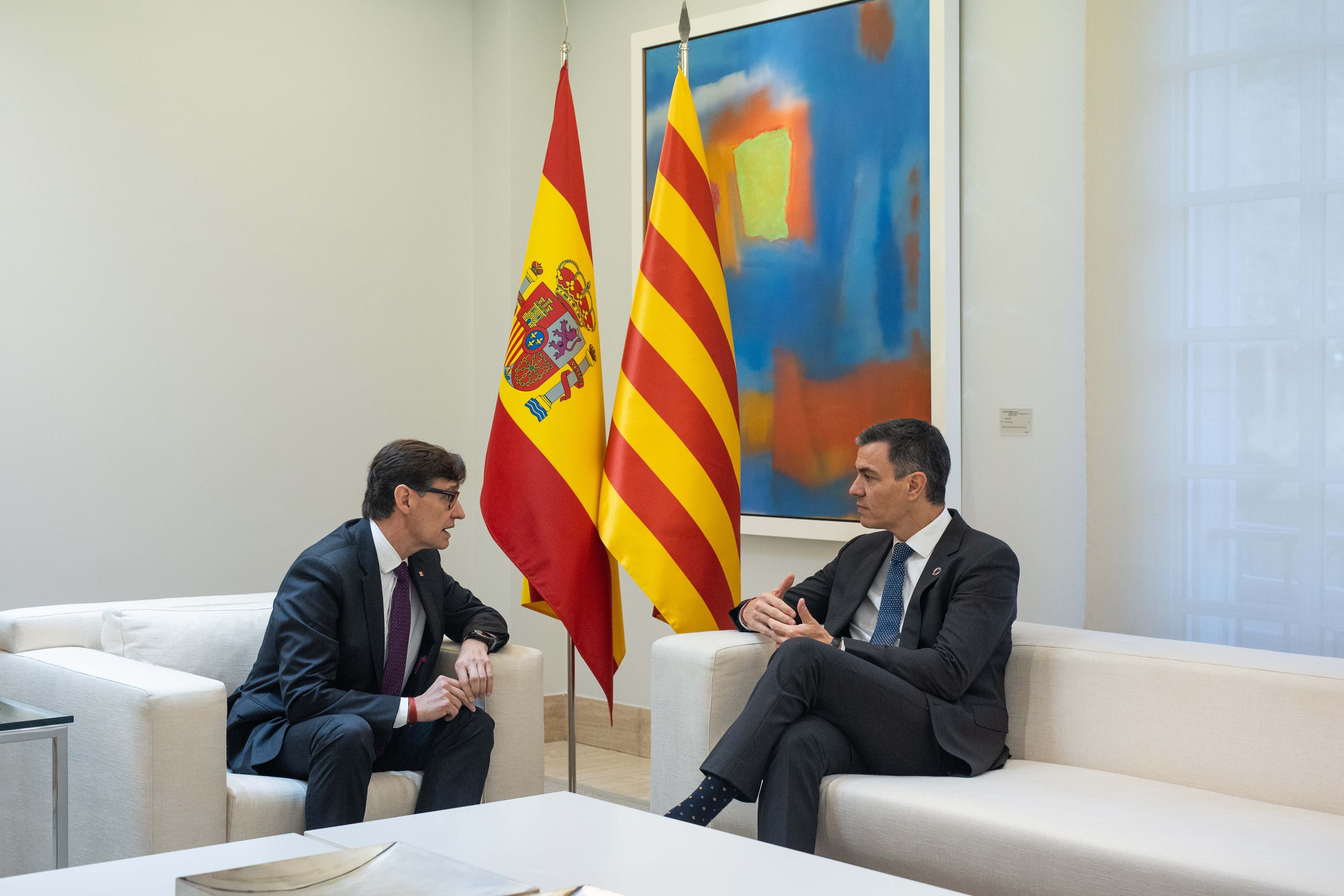 El presidente de la Generalitat, Salvador Illa, junto al presidente del Gobierno, Pedro Sánchez. EE