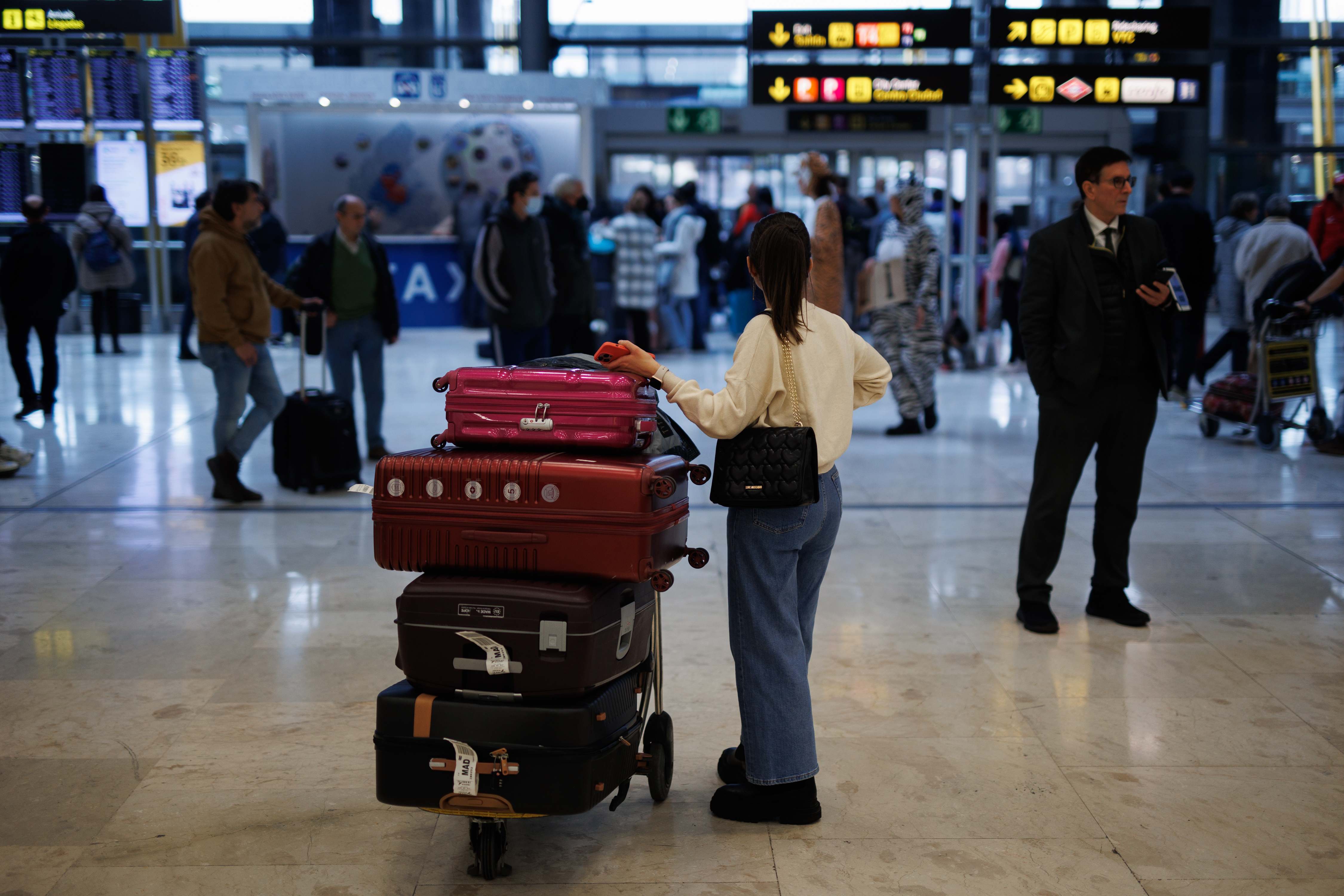 Viajera con maletas en un aeropuerto.