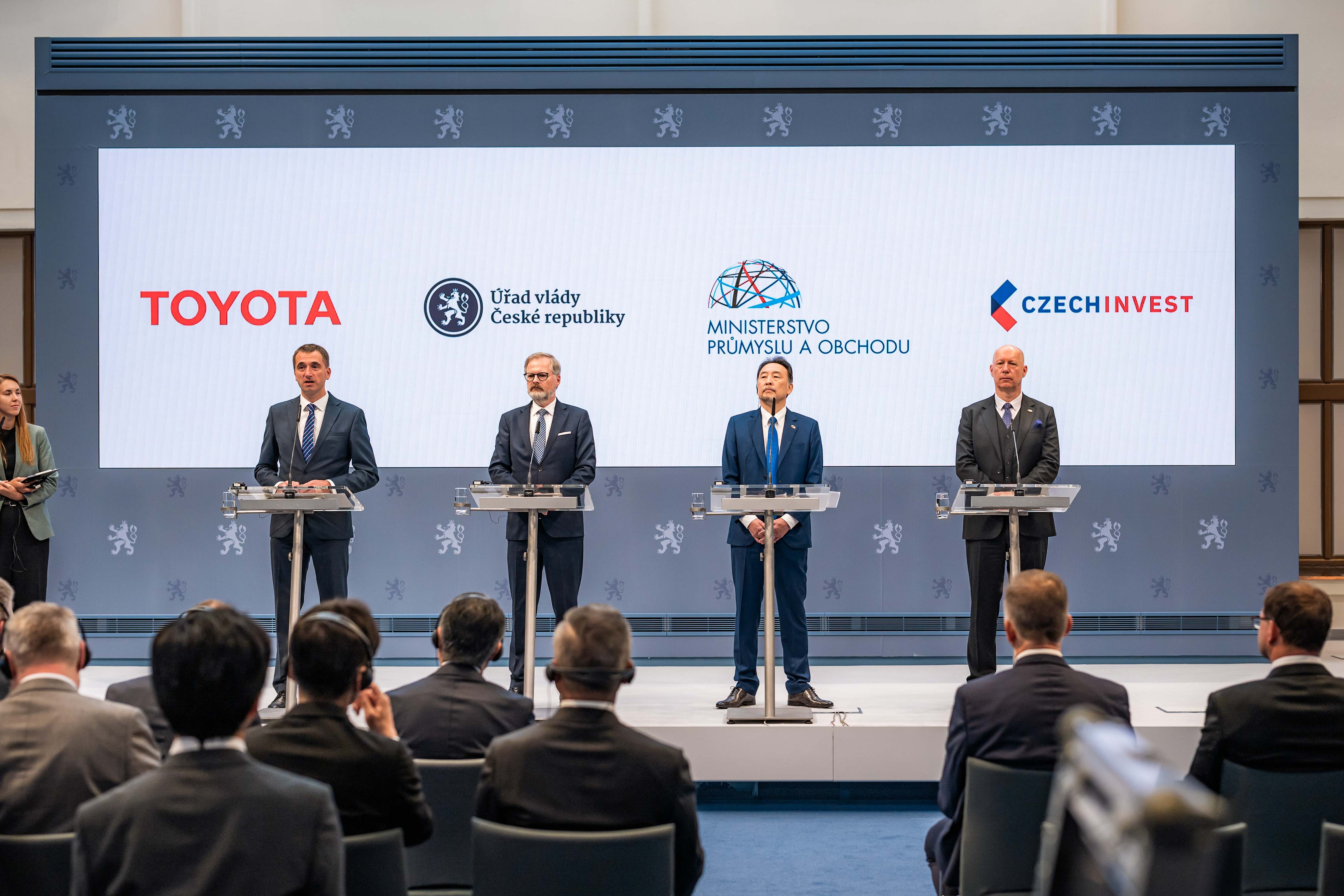 Anuncio de la producción del primer vehículo eléctrico por parte de Toyota