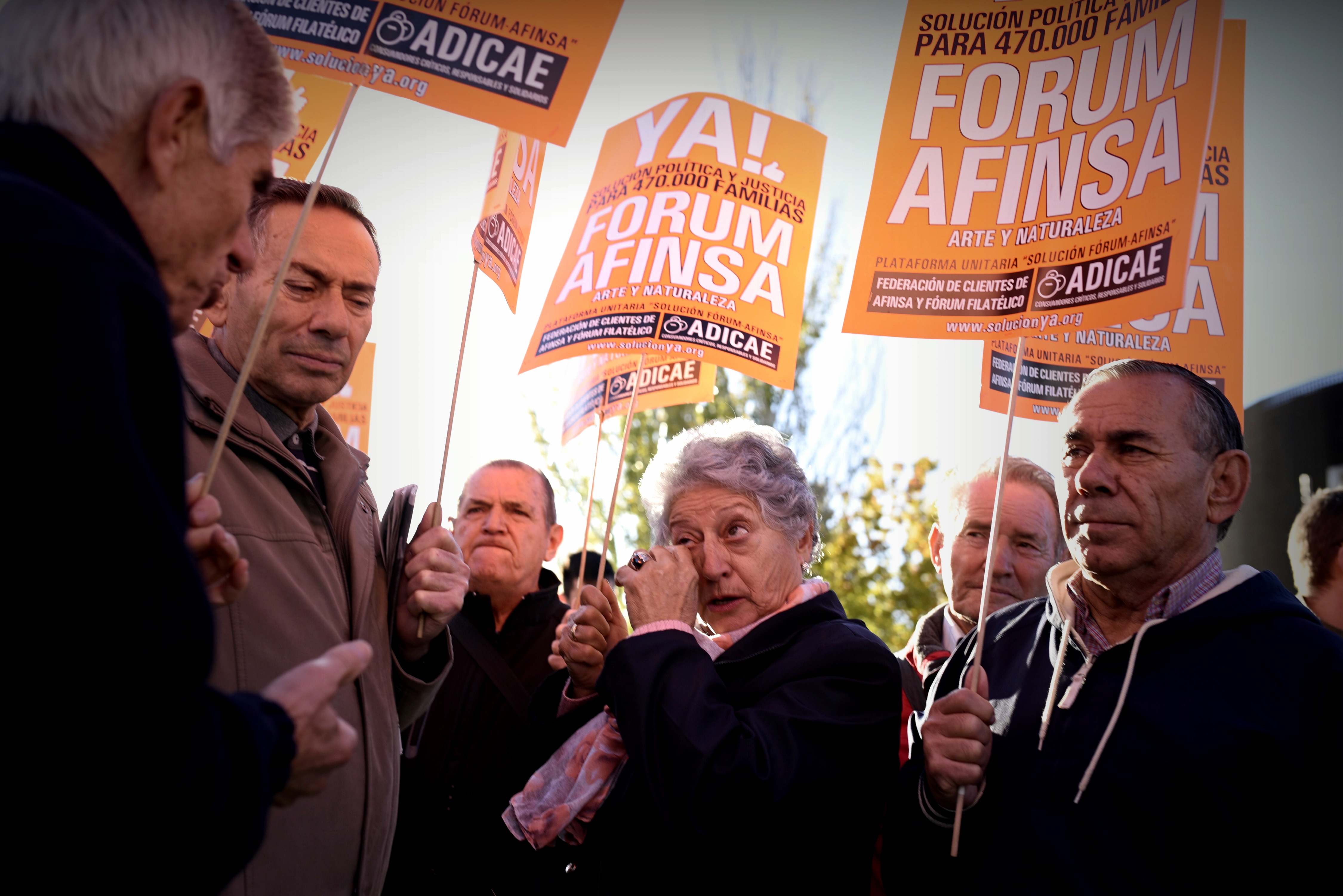 Imagen de archiva de personas protestando por la estafa de Fórum Filatélico