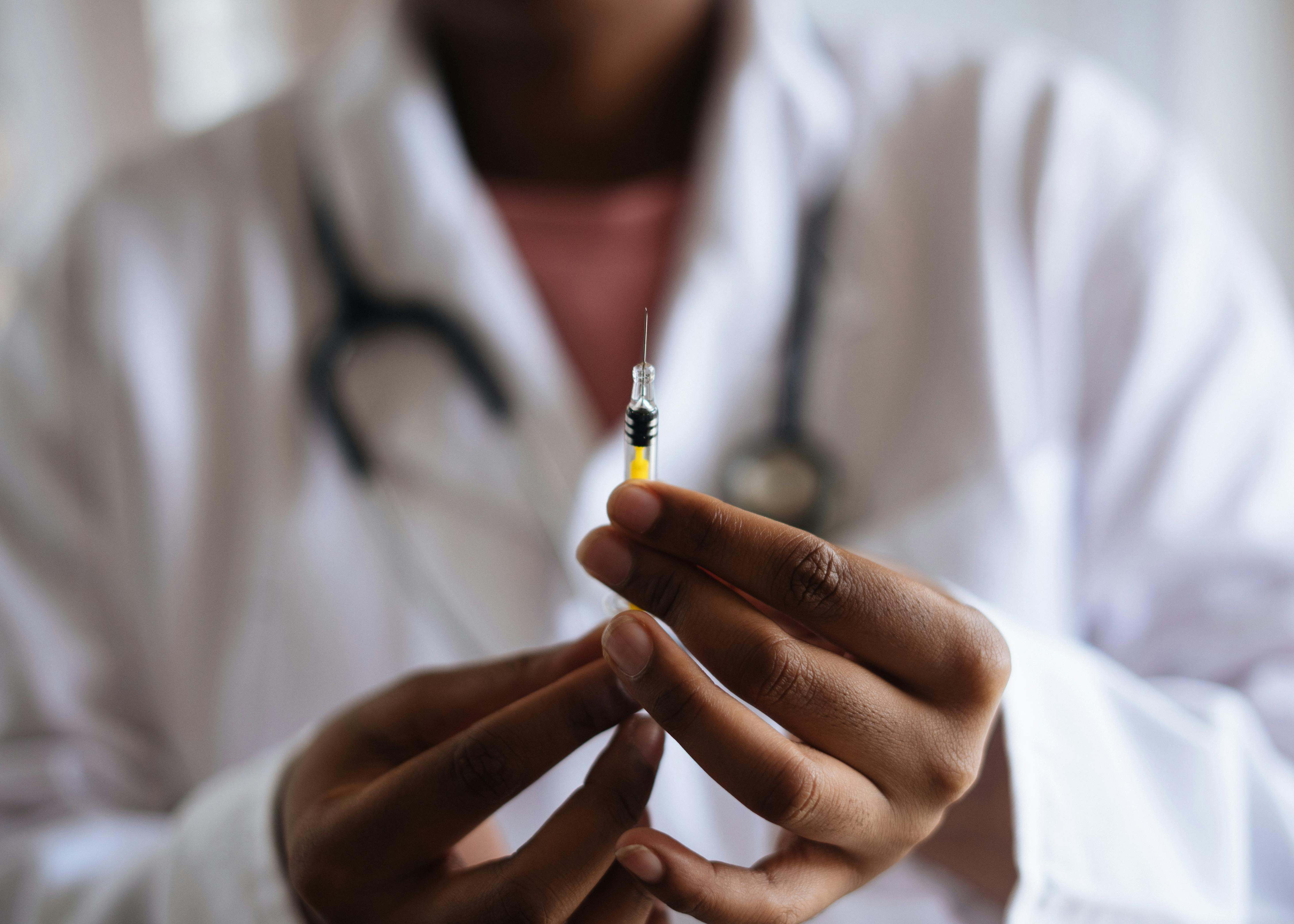 Un médico, a punto de vacunar