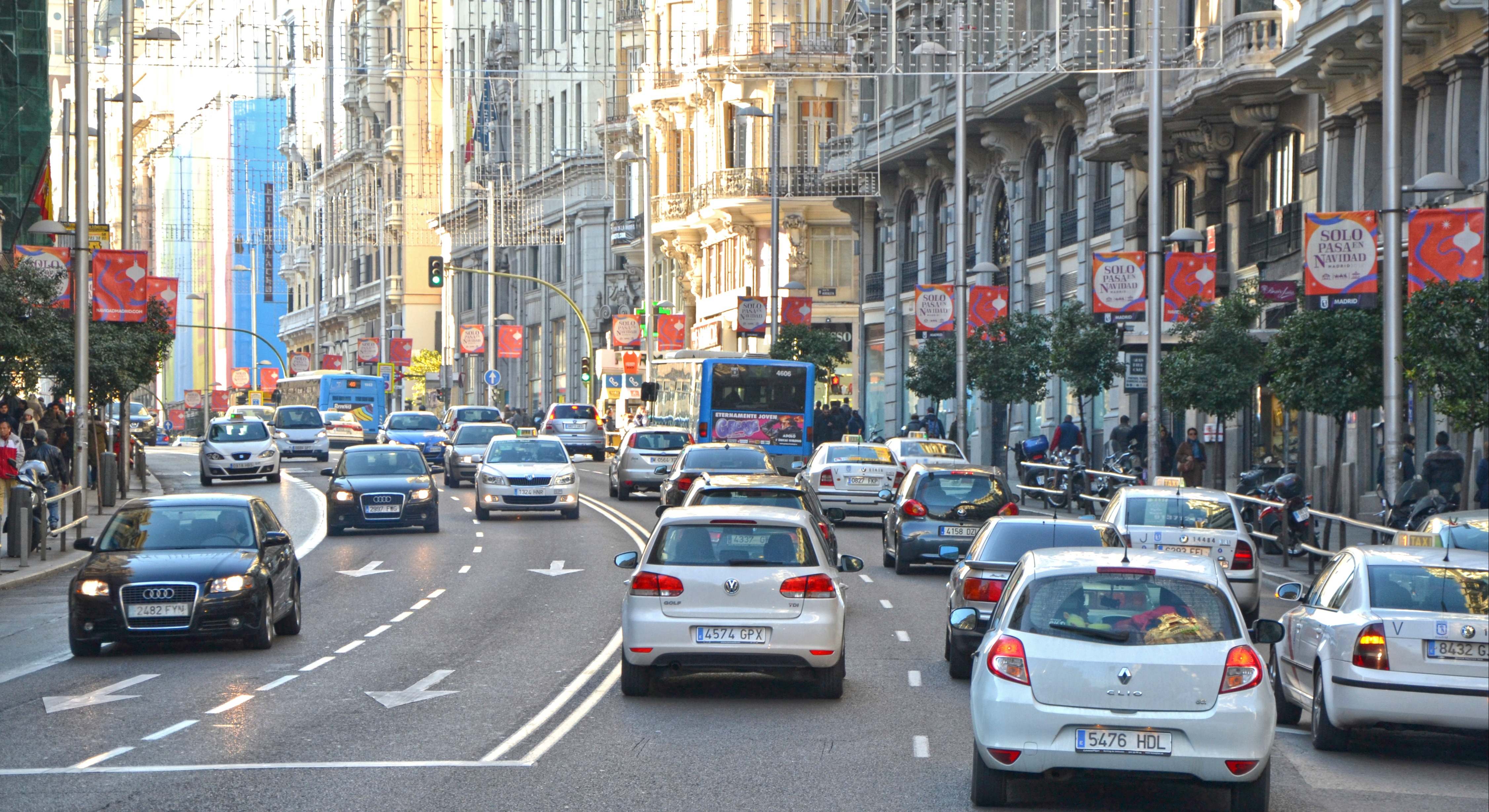 Tráfico en la calle Gran Vía de Madrid