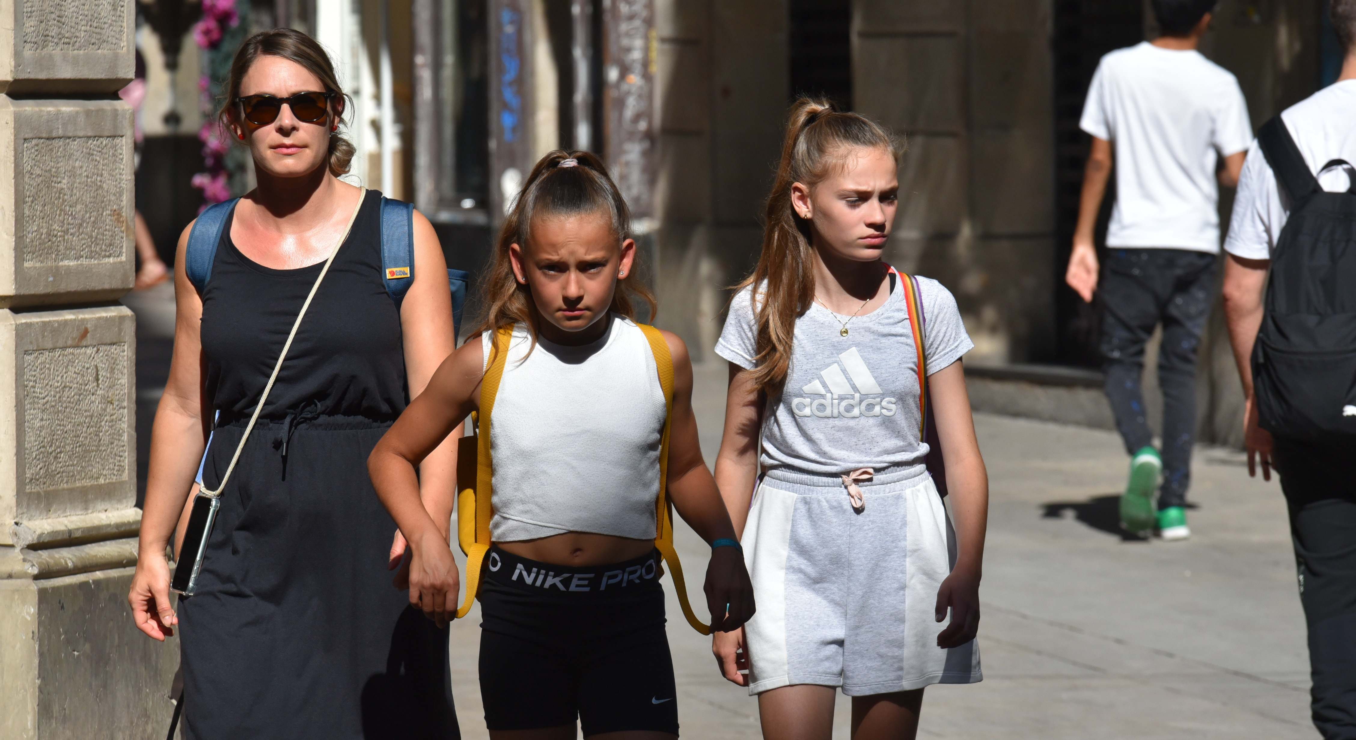 Madre con sus hijas. Foto: IStock