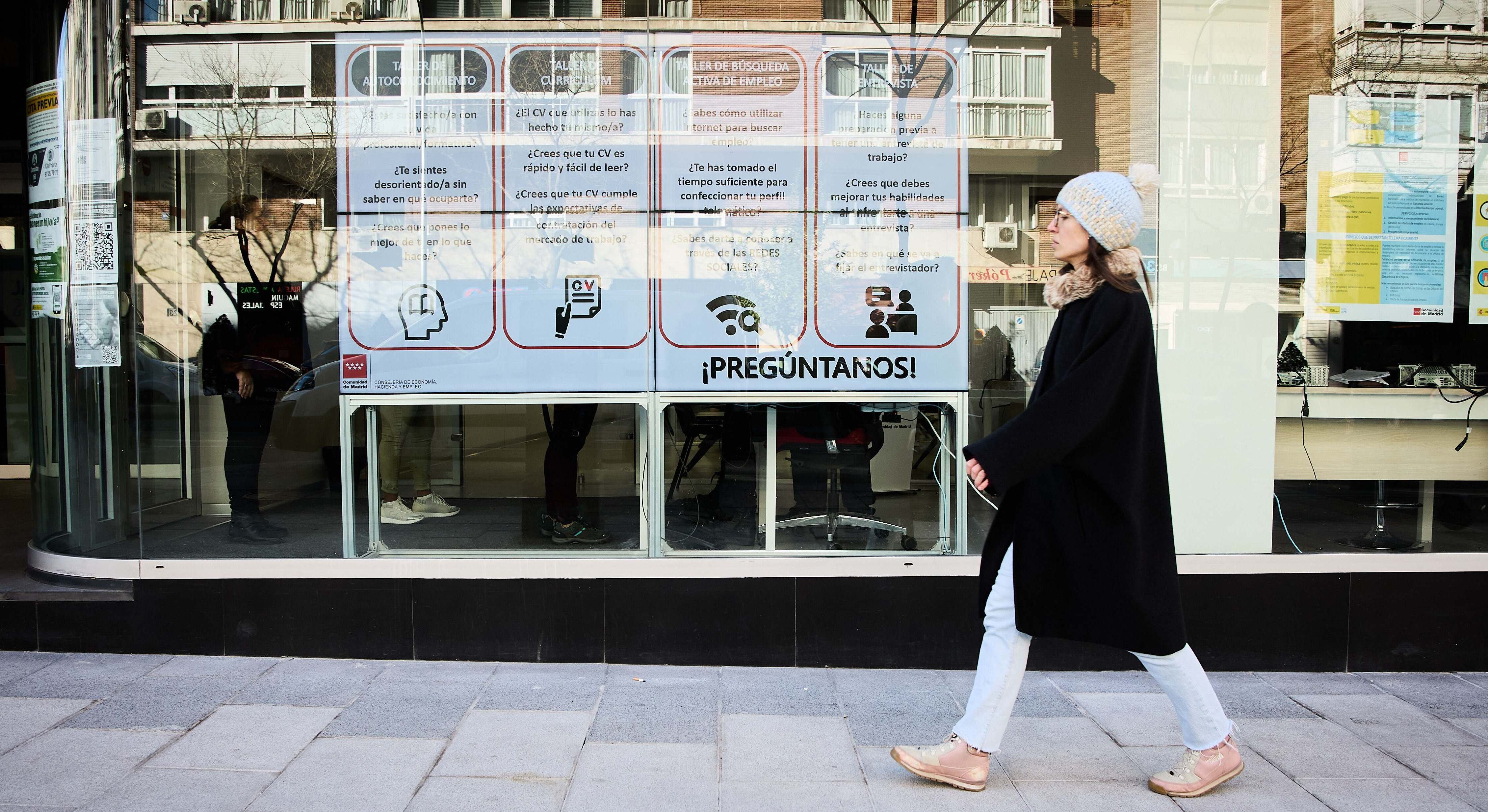 Una joven pasa delante de una oficina de empleo. Foto: Europa Press