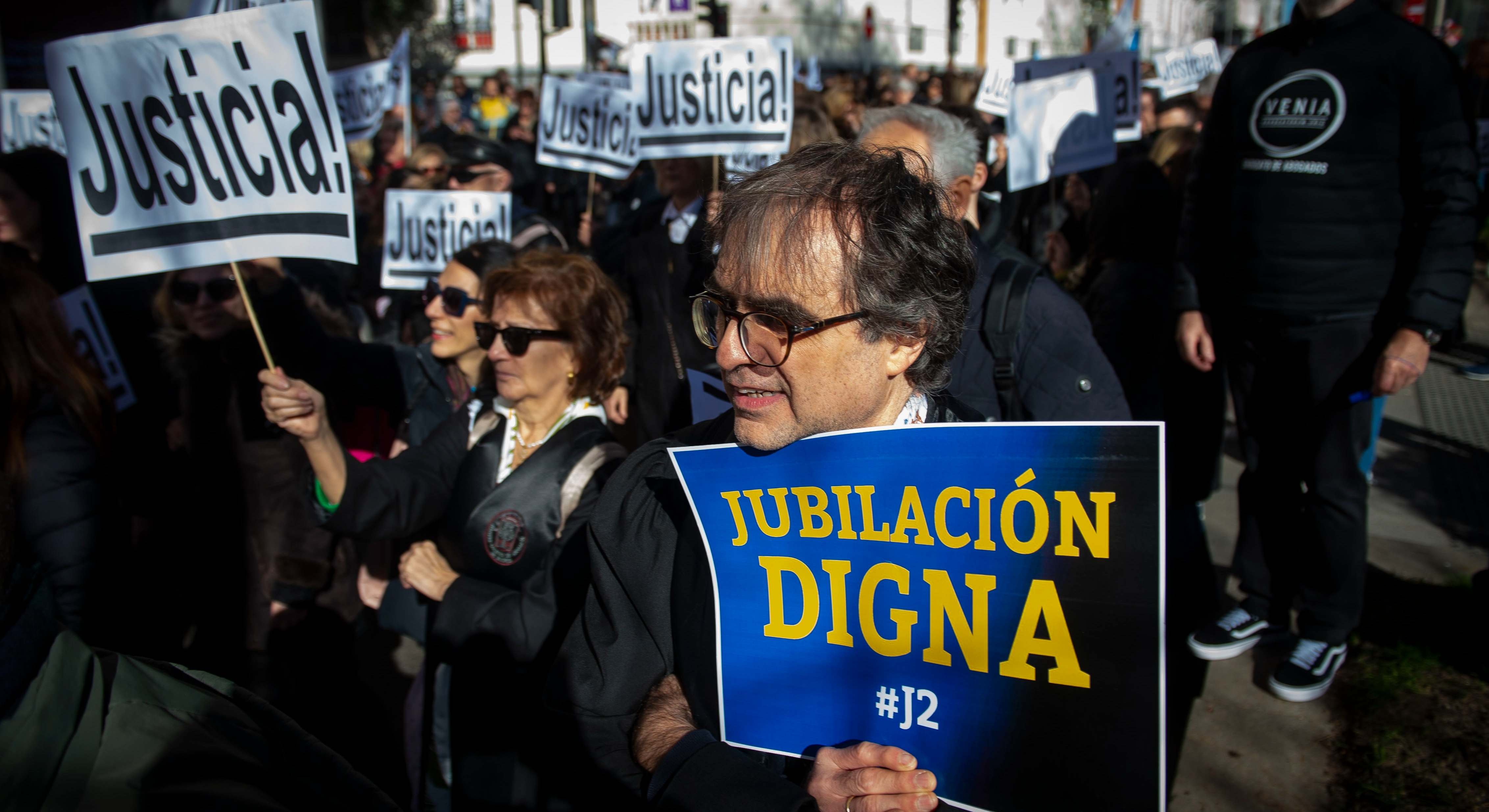 Manifestación de abogados en la que reclaman una pensión digna