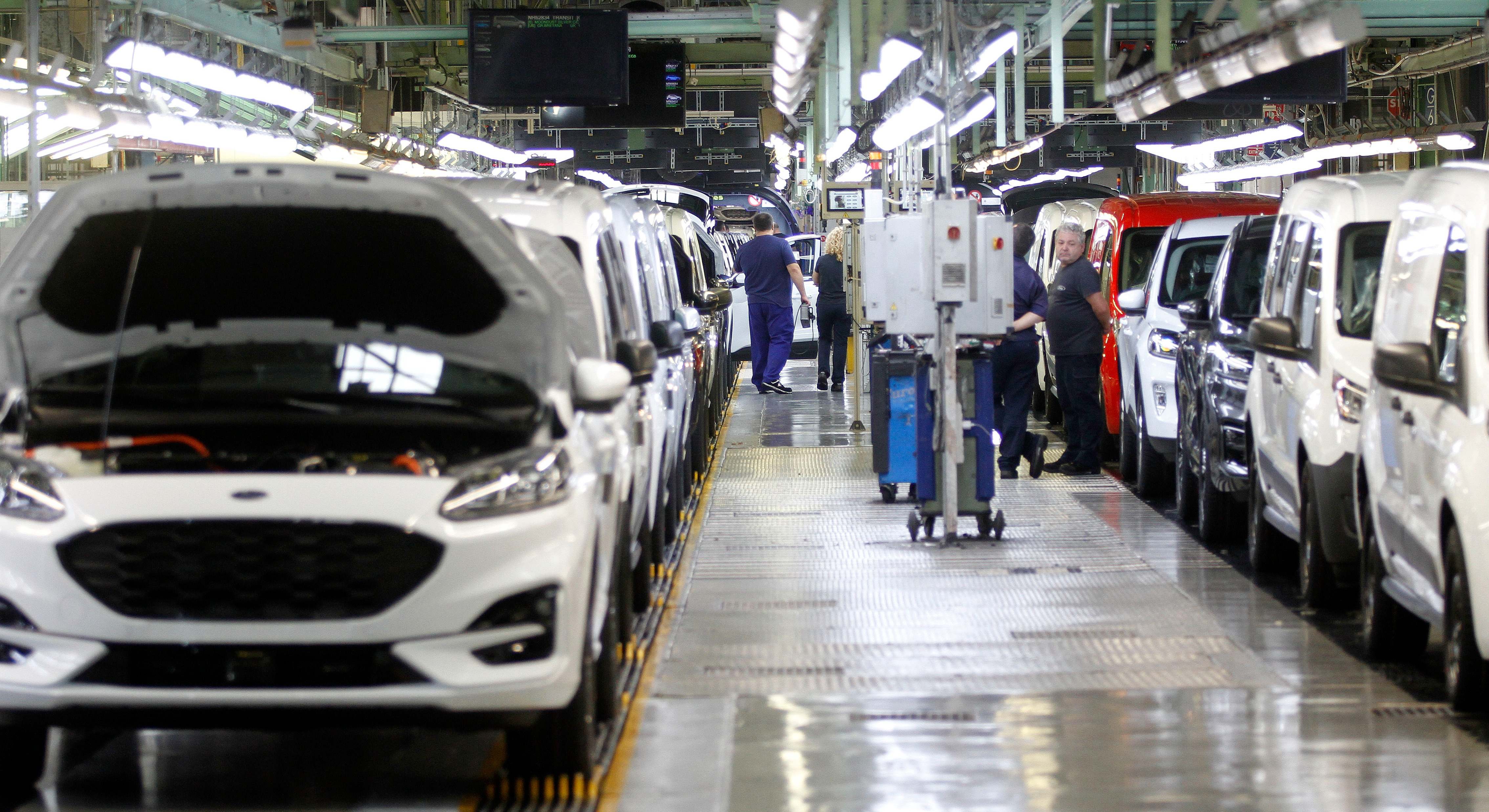 Varios coches en las instalaciones de Ford en Almussafes.