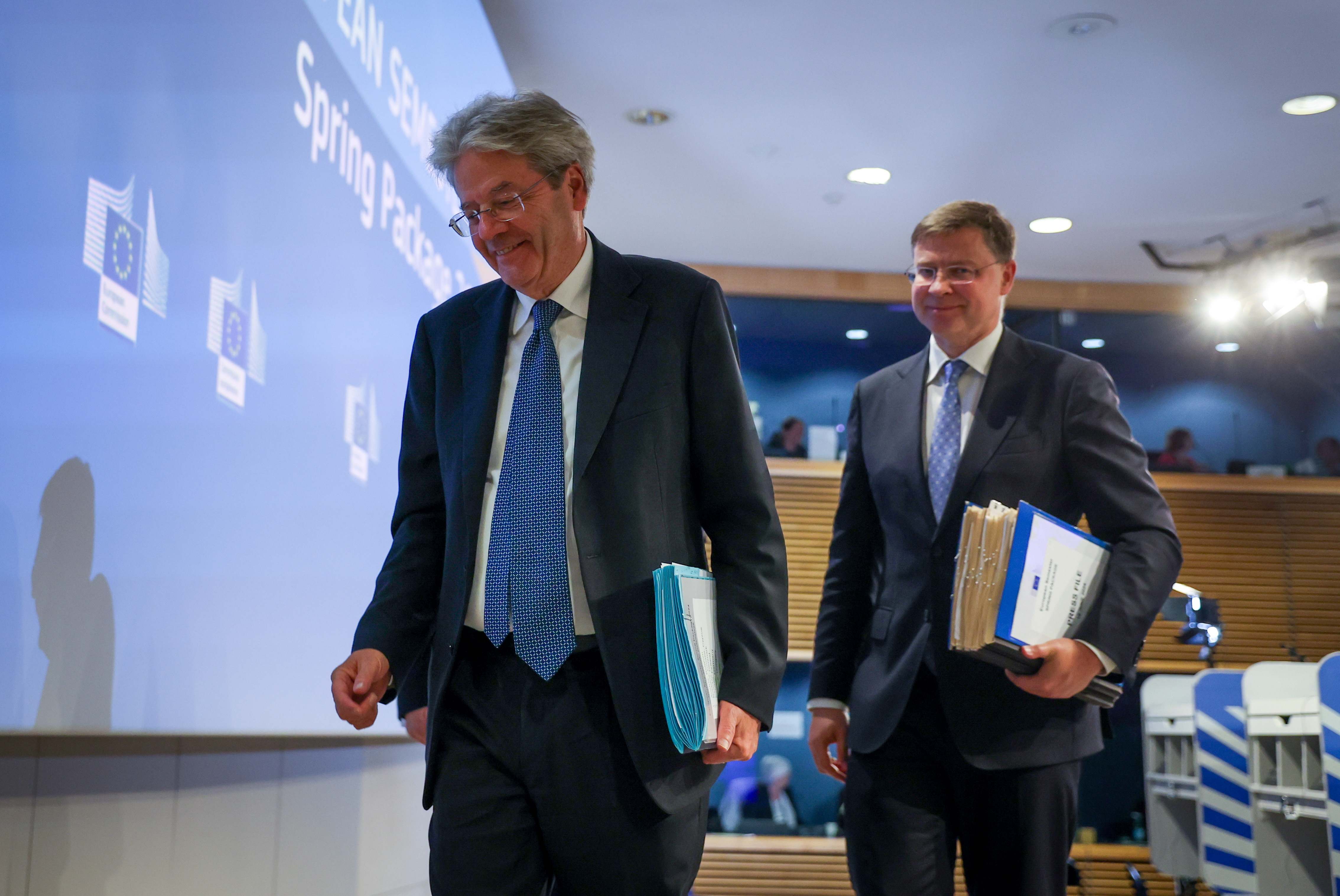 El comisario de Economía, Paolo Gentiloni, y el vicepresidente económico de la Comisión Europea, Valdis Dombrovskis.