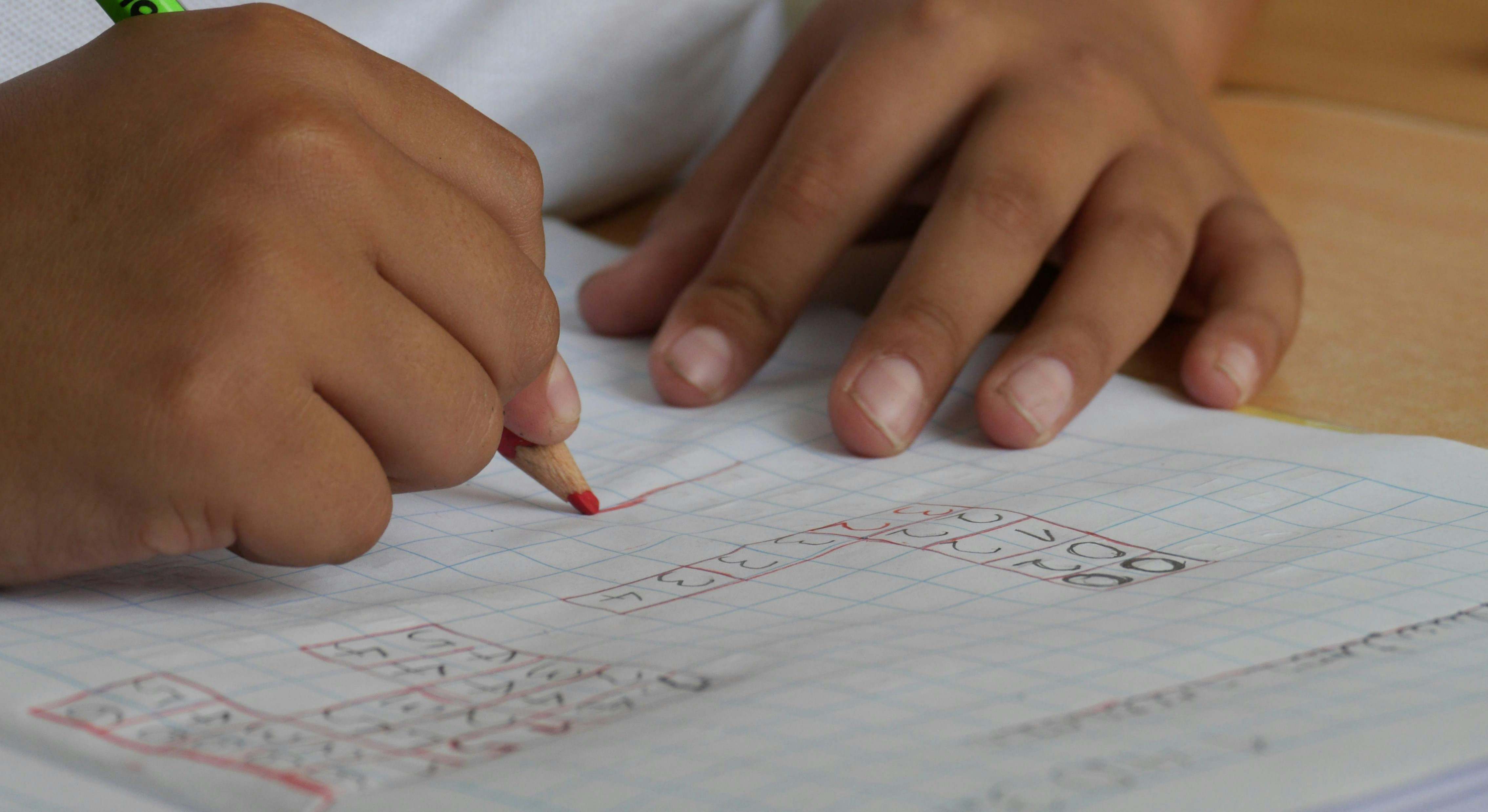 Niño escribiendo en un cuaderno