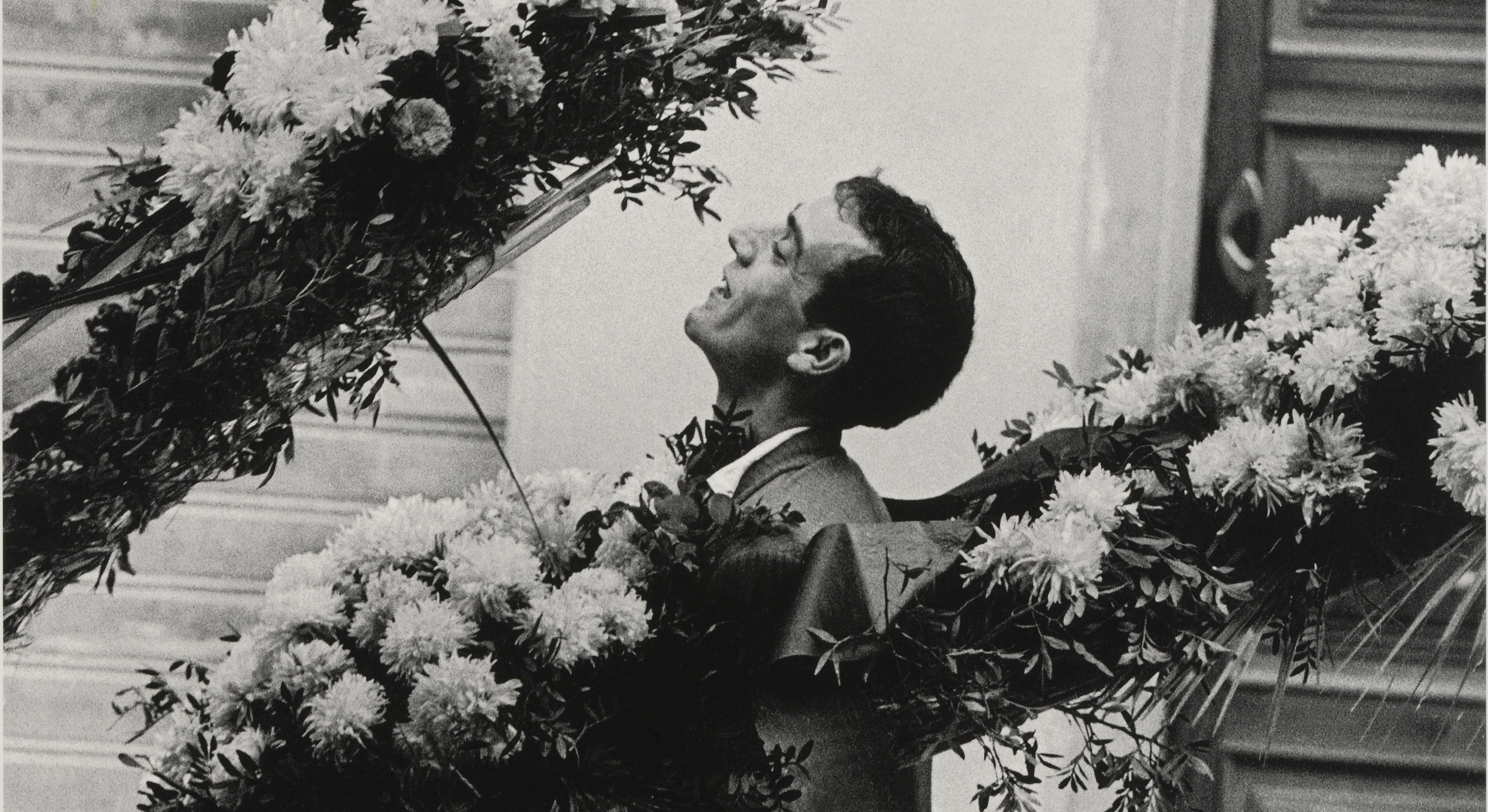 Ferdinando Scianna, Italia, Sicilia, Bagheria. Portatore di ghirlande, 1962 Proprietà della Fondazione per lArte Moderna e Contemporanea CRT in comodato a GAM Galleria Civica dArte Moderna e Contemporanea