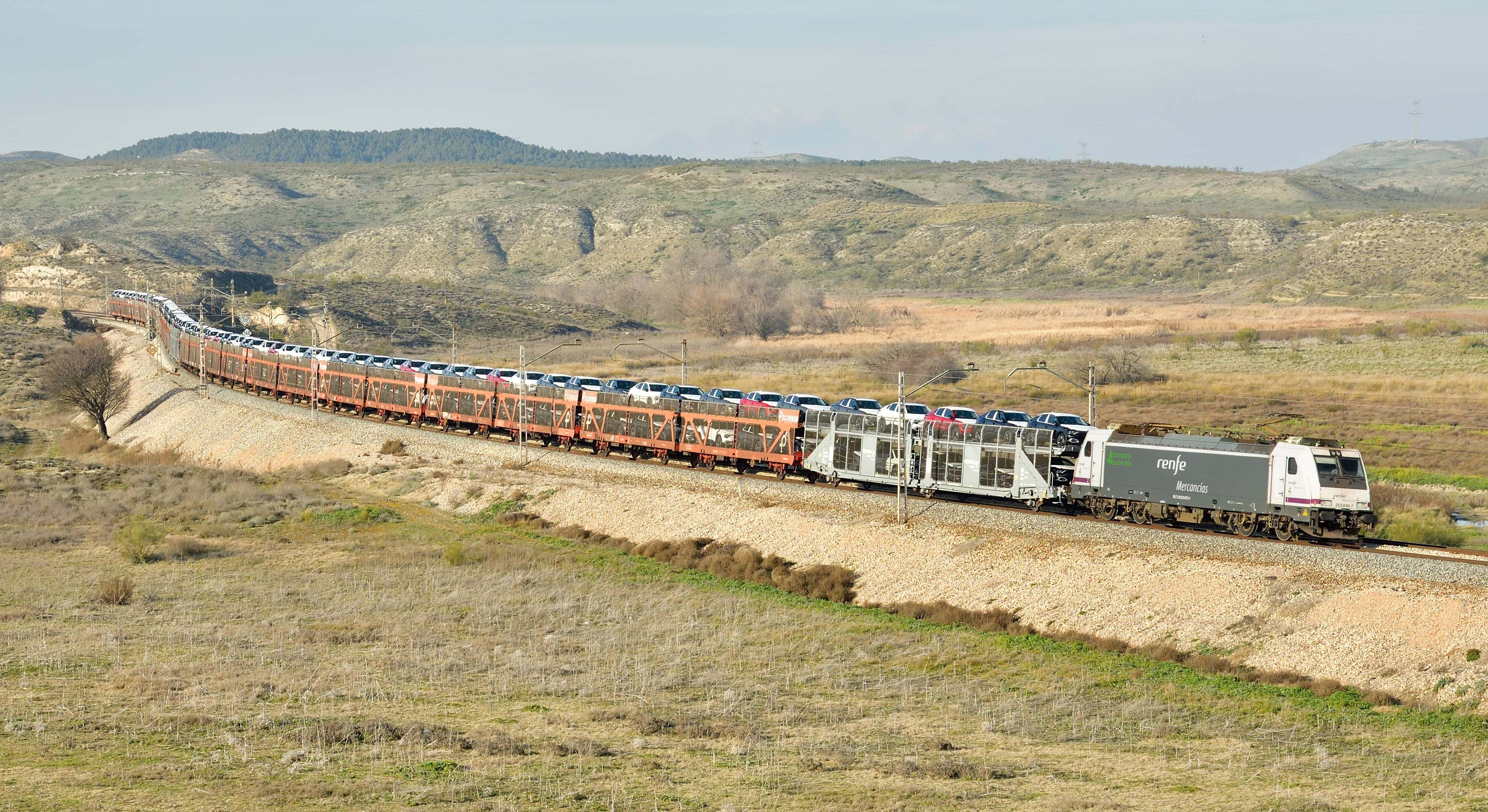 Tren portacoches operado por Renfe Mercancías. / Foto: Cesare Sapienza