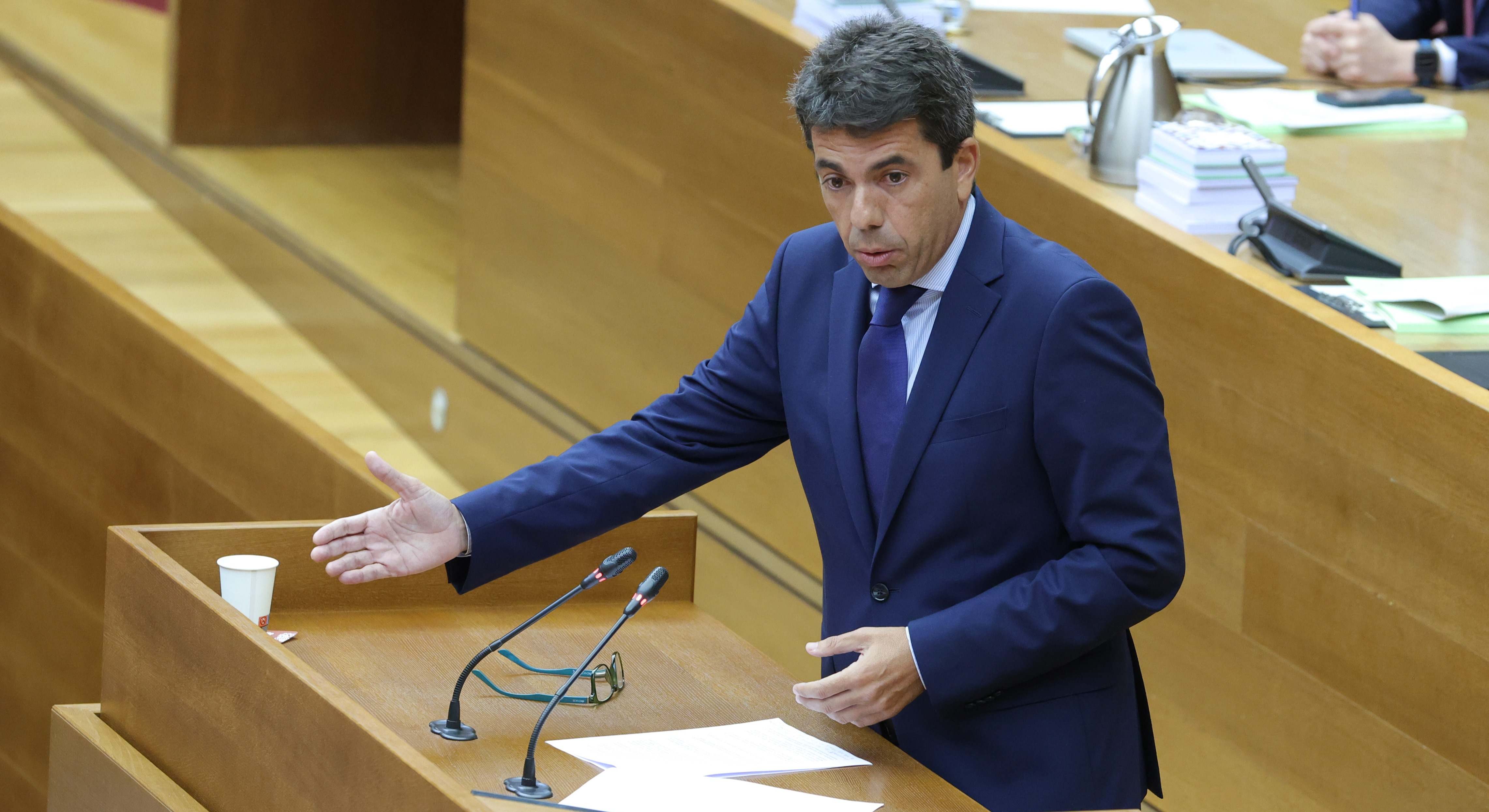 El presidente Carlos Mazón en Les Corts.