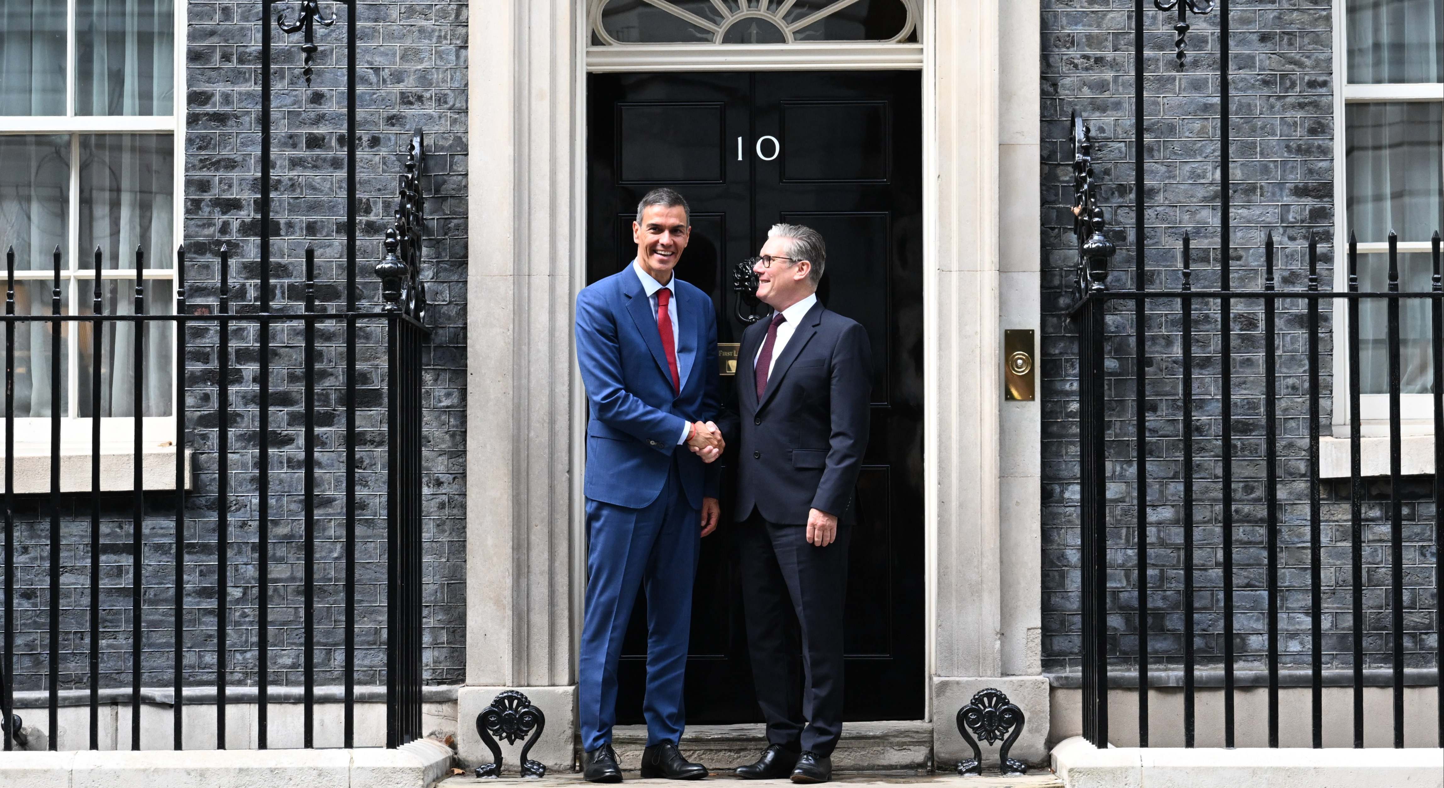 Sánchez y Starmer se saludan a la llegada a Downing Street