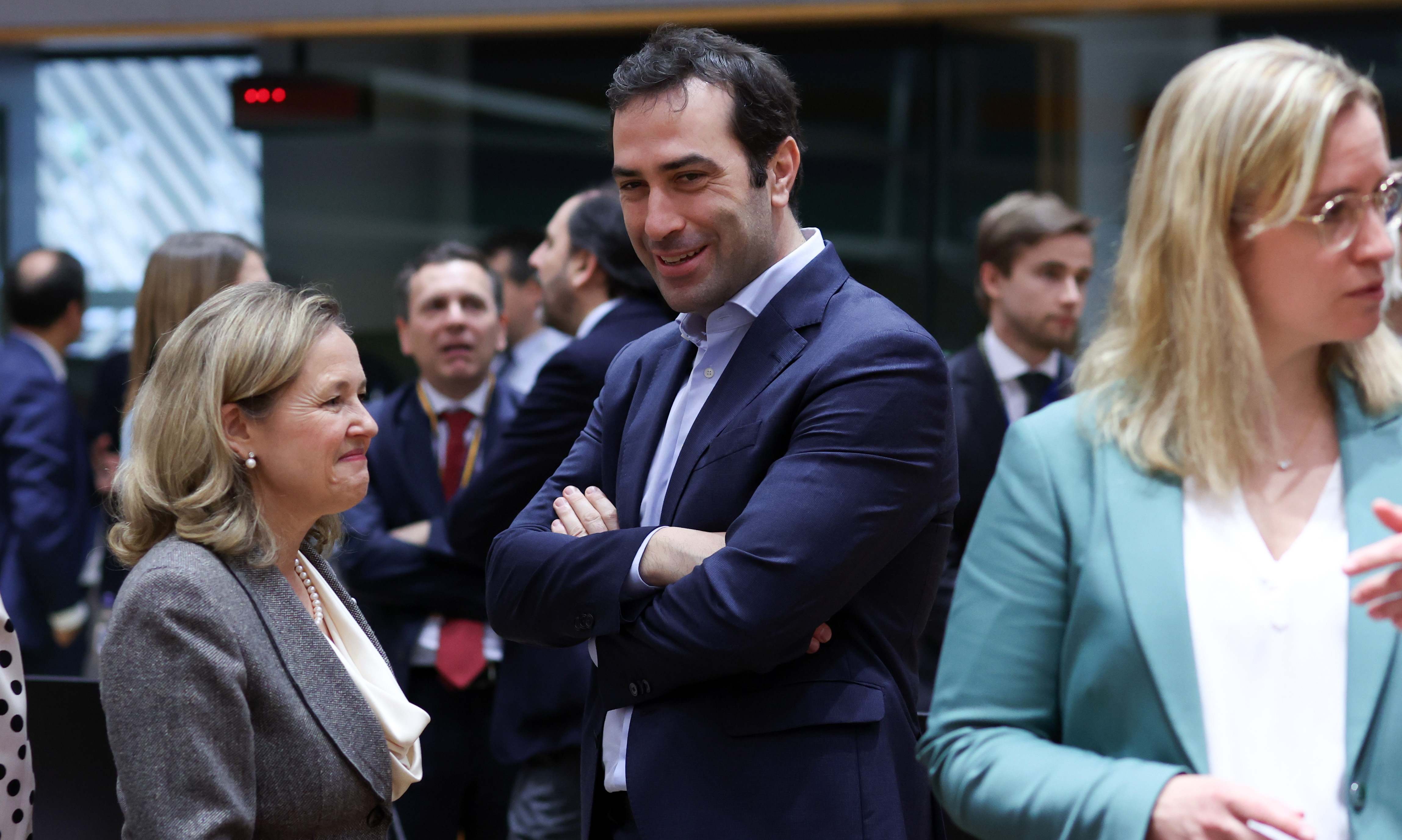 La presidenta del Banco Europeo de Inversiones, Nadia Calviño y el ministro de Economía, Carlos Cuerpo. efe