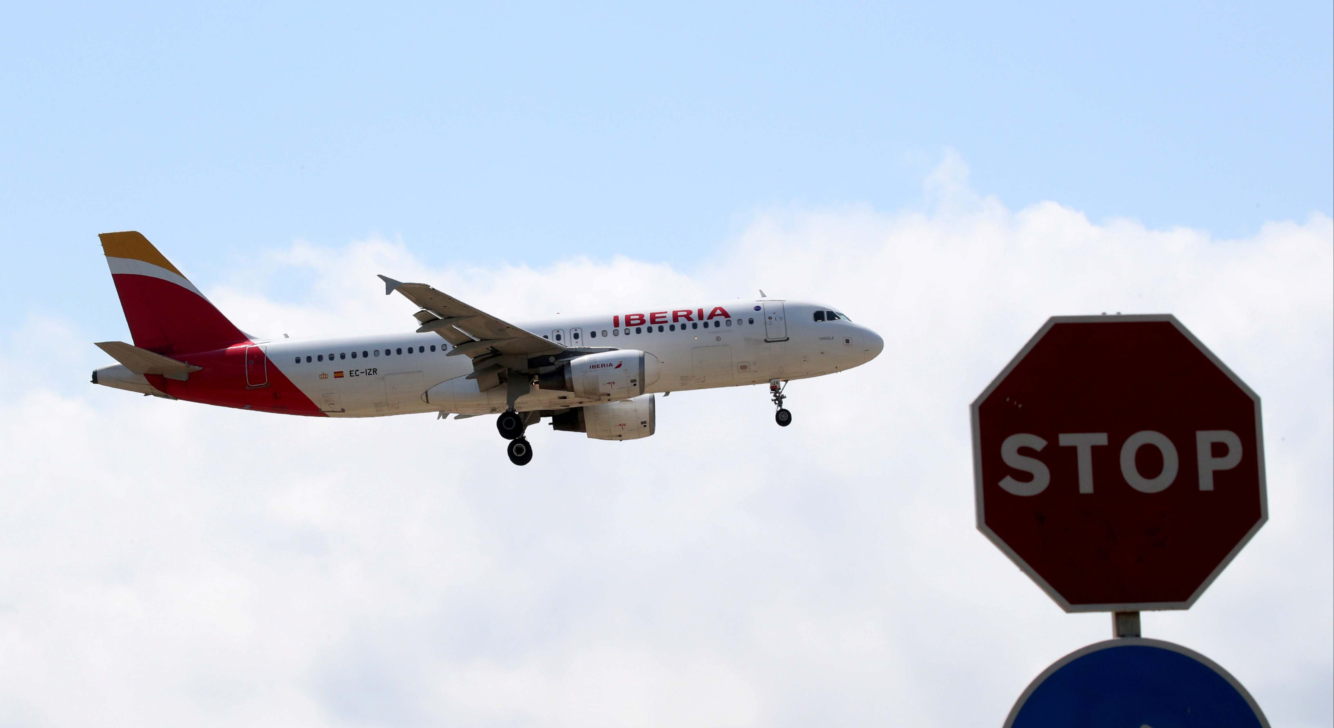 Avión de Iberia despegando desde Barcelona-El Prat. / Foto: Albert Gea (Reuters)