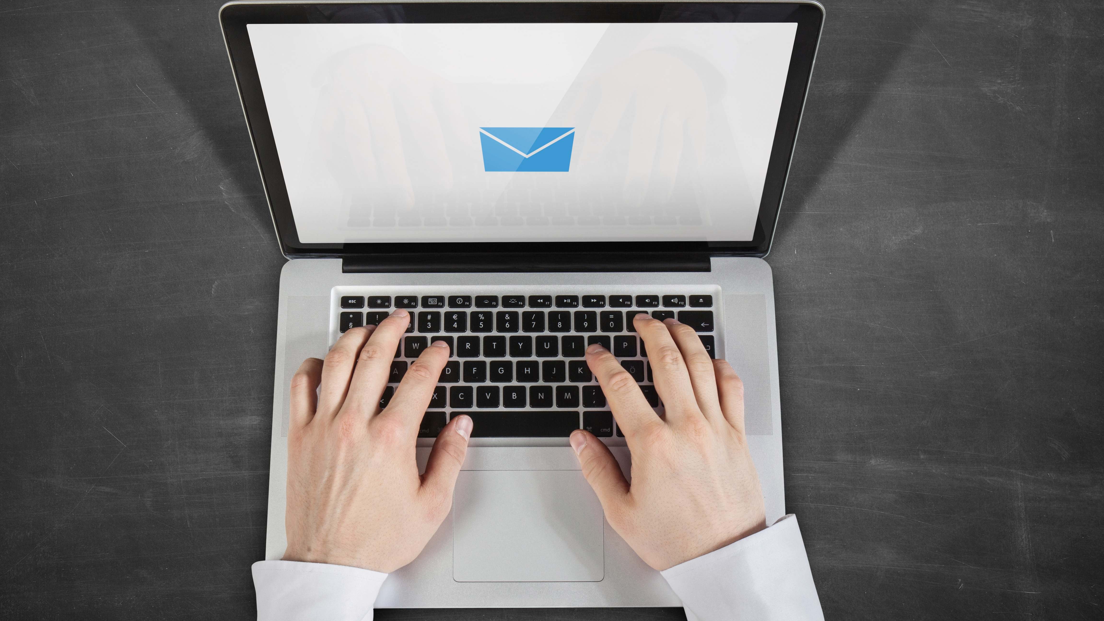 Una persona en la aplicación del correo electrónico del ordenador