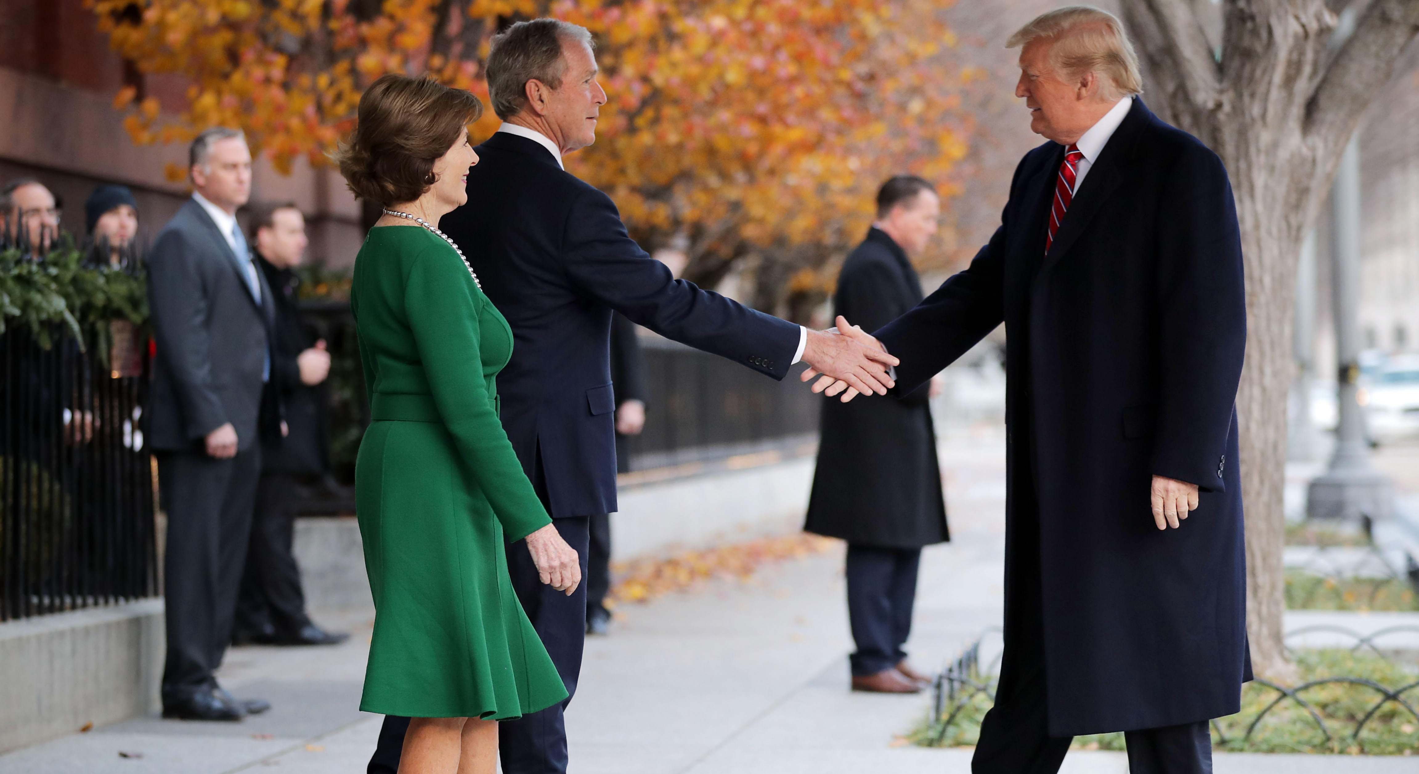 George W. Bush saluda a Donald Trump. Alamy