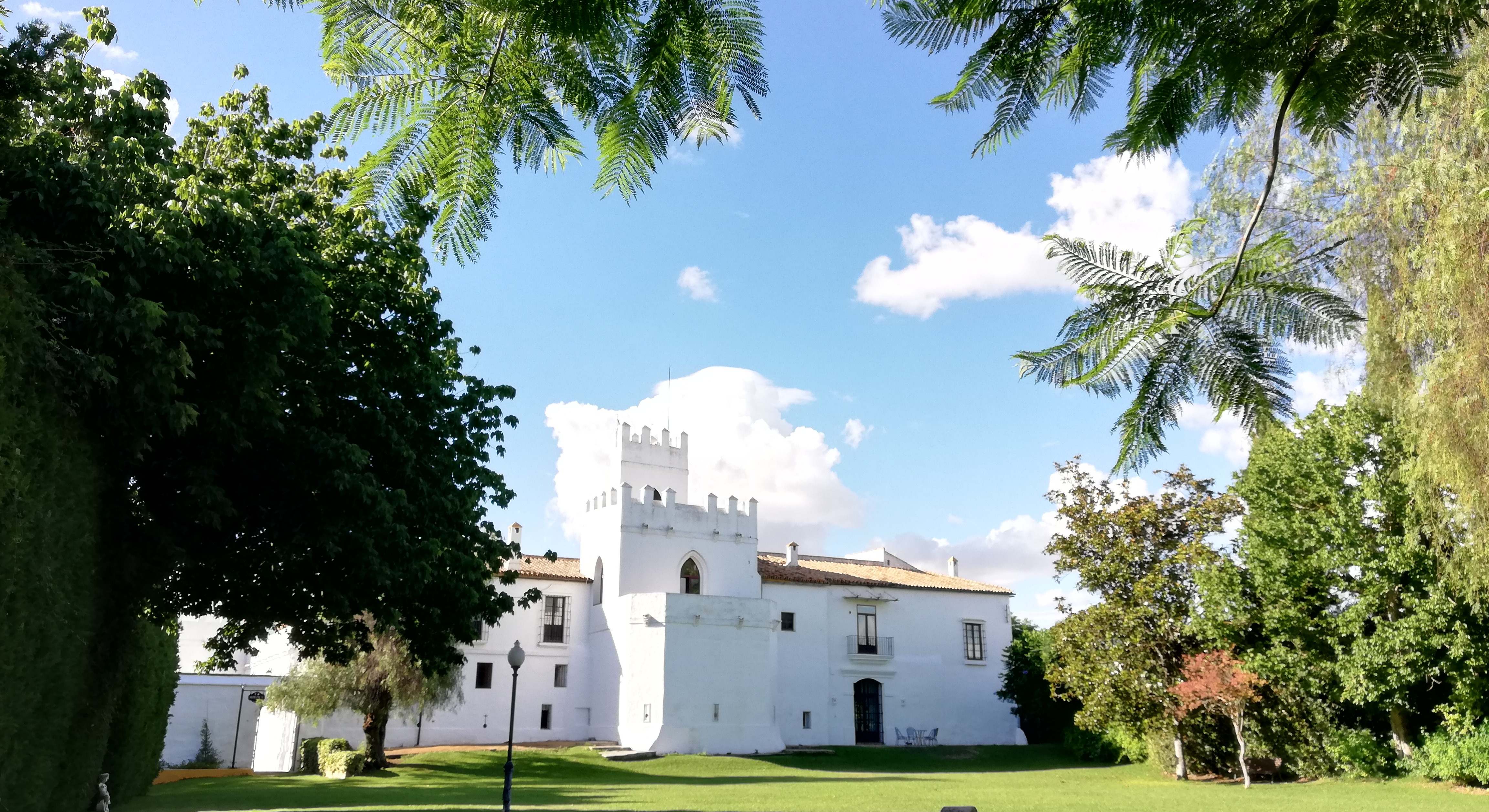 Fachada de un hotel blanco que antes fue un castillo del siglo XIII